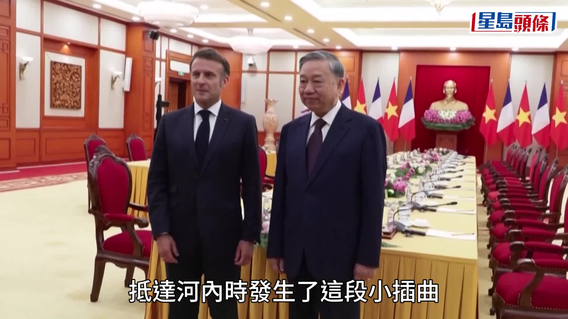 法國總統專機才剛打開艙門，就看到馬克龍遭到夫人伸手推臉，引發各種猜測。美聯社