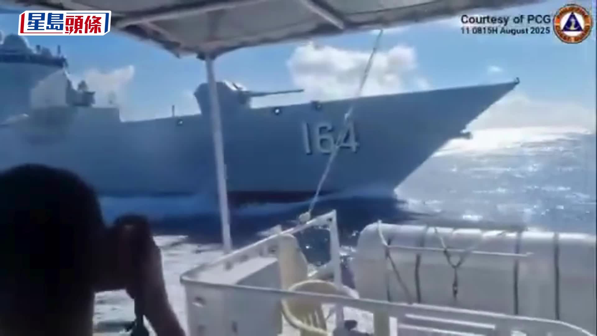 中國海警船撞上解放軍驅逐艦前，船頭最少有2名海警。右圖為網民懷疑海警被撞後噴出的血霧。網圖