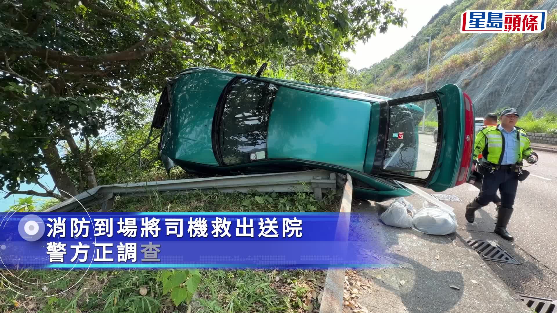 清水灣私家車疑避狗鏟行人路翻側險墮崖 司機一度被困獲救送院