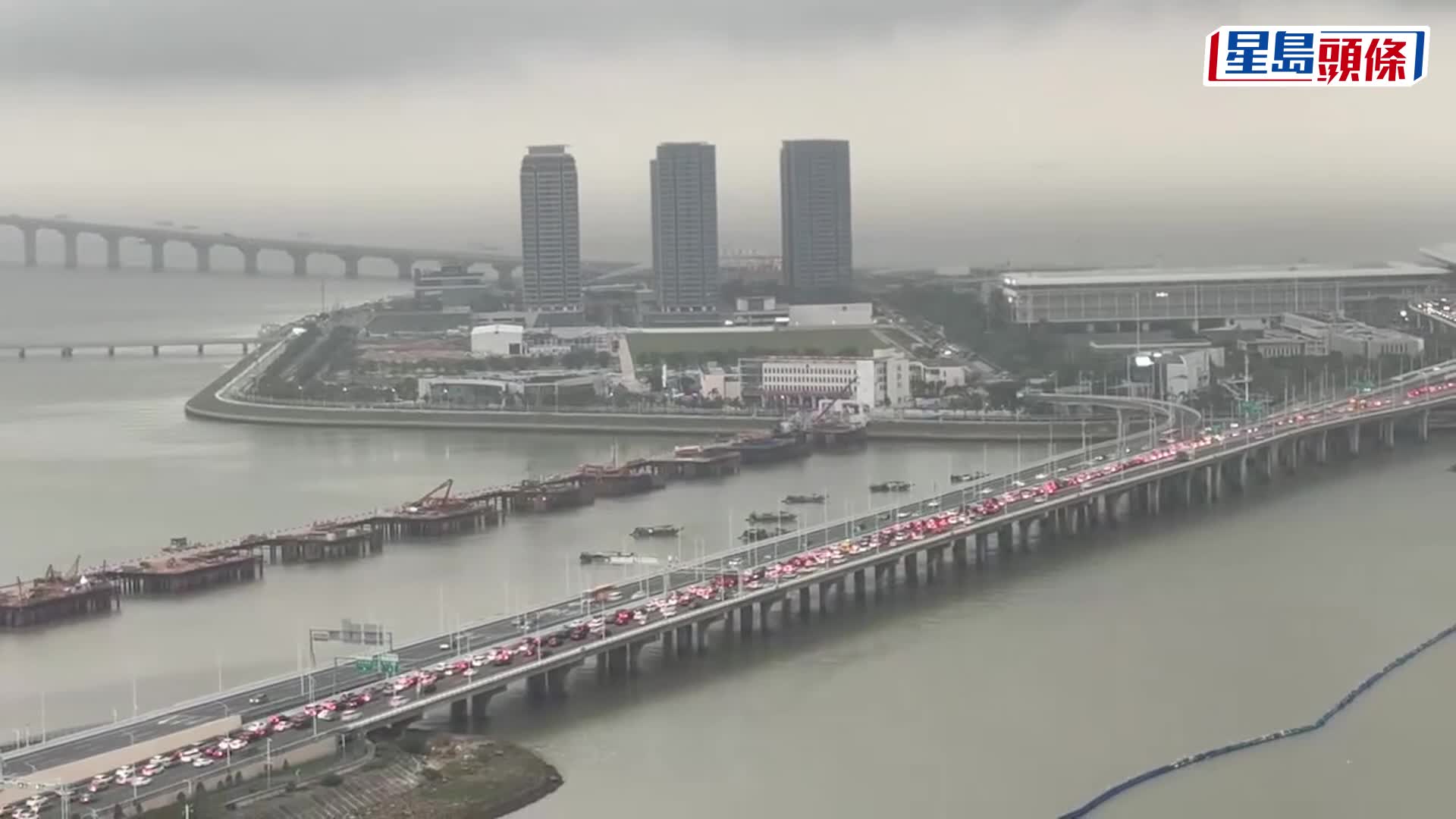 回港高峰︱港珠澳大桥塞爆 车龙长达近5公里 望不到龙尾