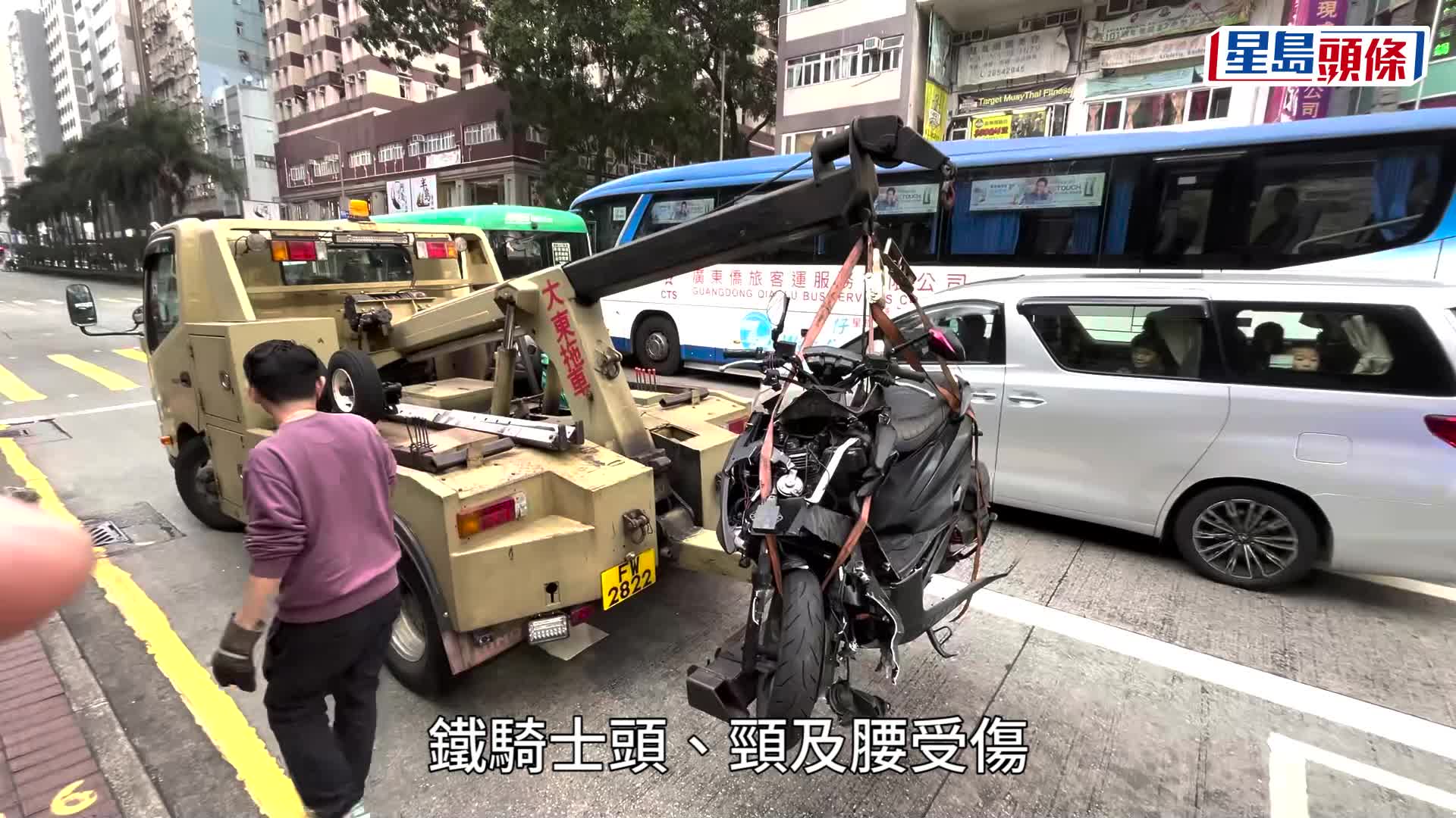 灣仔電單車猛撼巴士站 撞塌路線牌 鐵騎士重創 7歲女童俱傷送院