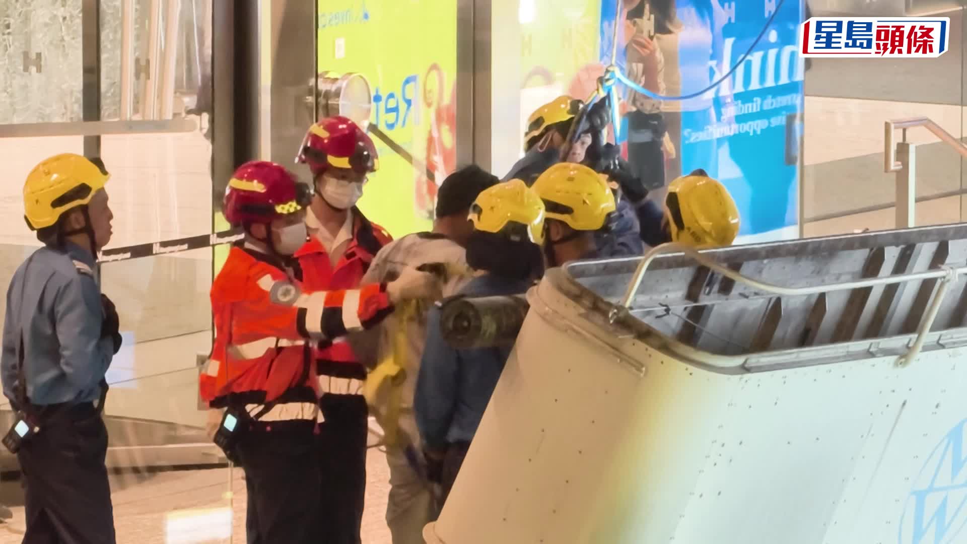 怡和大廈吊船意外｜天台救人相曝光 據悉清潔時不受控下墜 兩人跳船保命