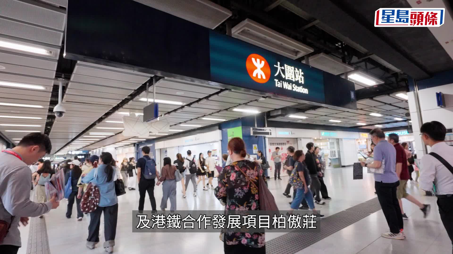 直击大围站柏傲庄III 河景三房验楼91分 康Sir:：客厅地砖缝有色差 窗门卡卡声｜专家验砖头
