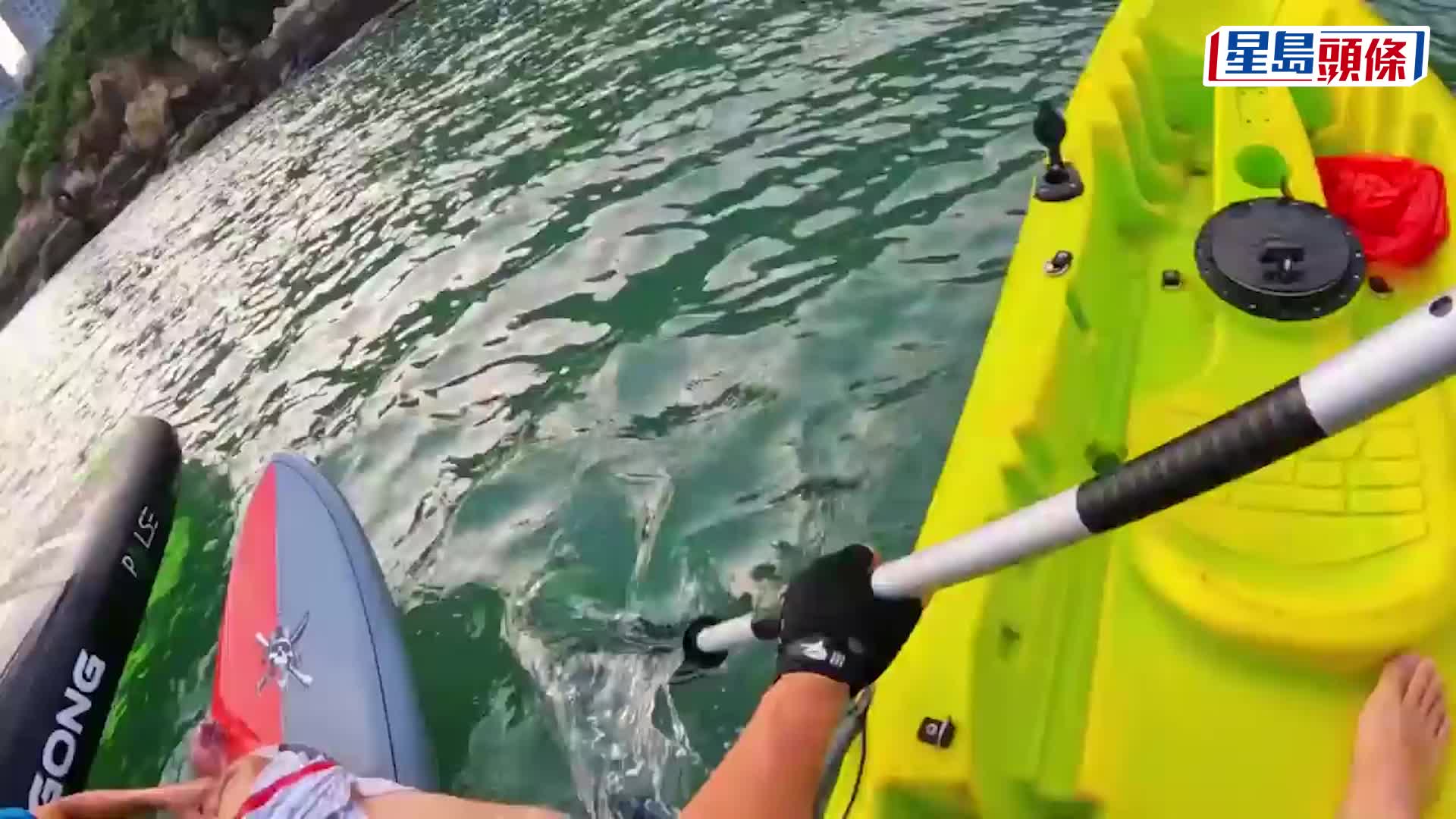 冲浪男将事主拉上冲浪板，在旁钓鱼汉合力救人。网片截图