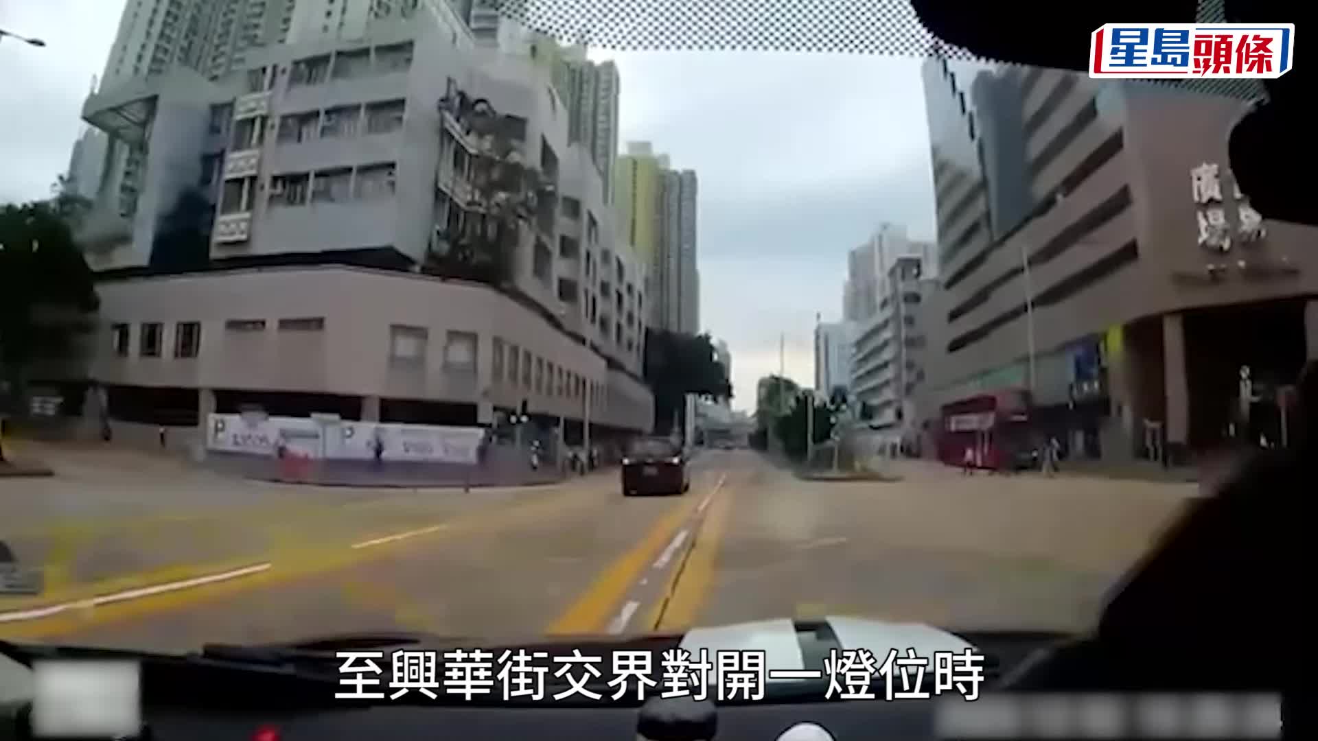 兩母女突然衝出馬路捱撞。fb：大埔 TAI PO