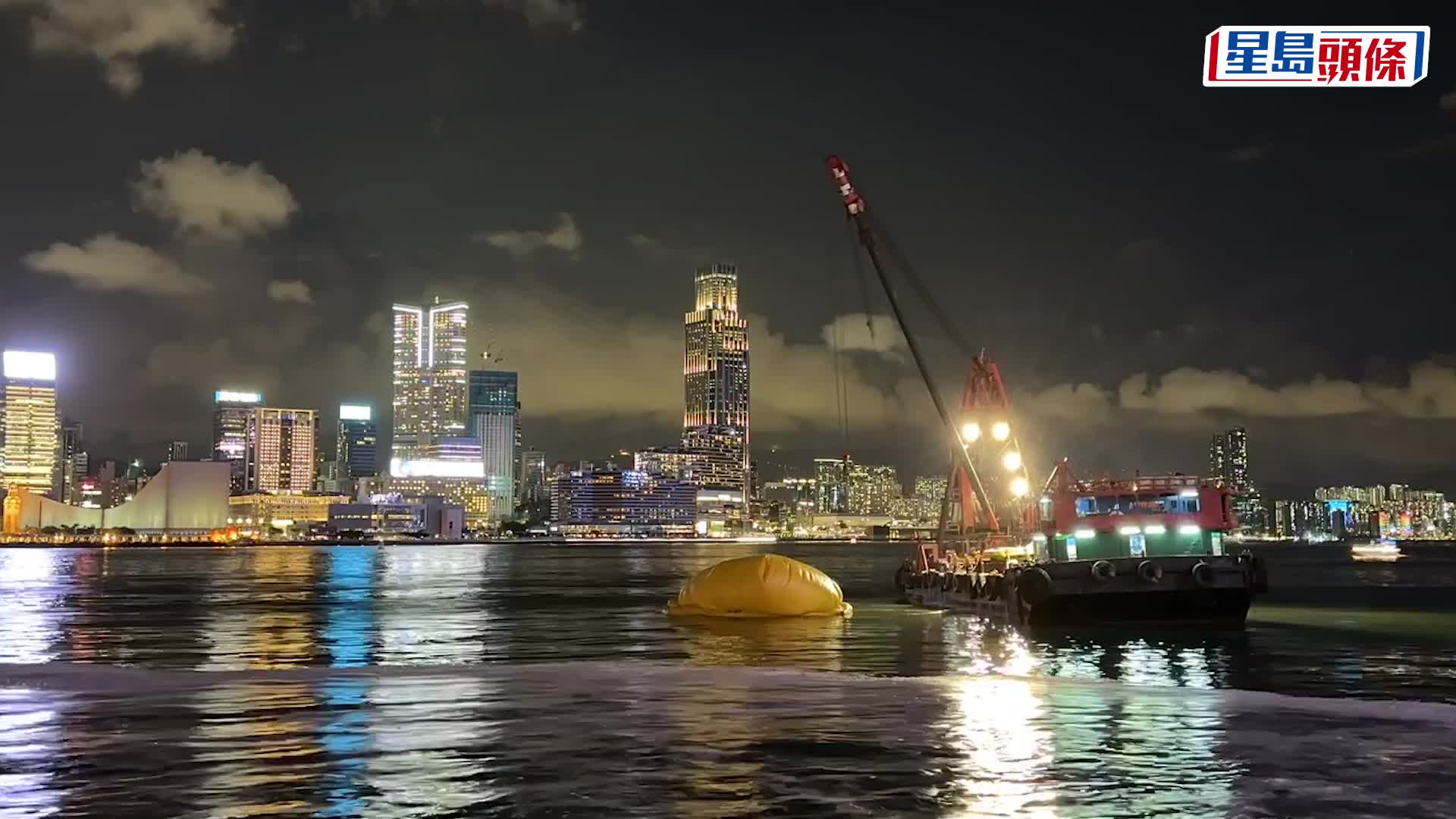 巨型黃色「橡皮鴨」（Rubber Duck）事隔十年再臨香江，昨日（8日）晚上一對橡皮鴨於灣仔會展廣場對開海面完成充氣，今早11時將進行啟航禮。李家傑攝
