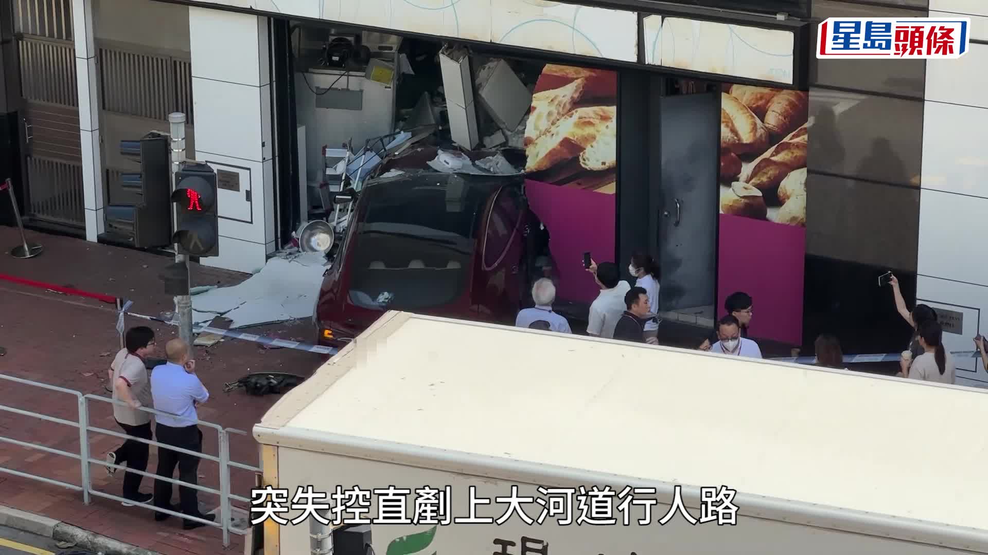 Tesla失控剷入AEON麵包店 租車僅兩分鐘出事