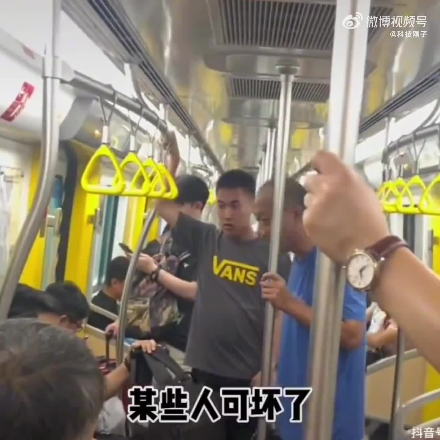        地铁判官｜山东大爷护妻占位与邻座起争执 突遭「正义」男乘客掌掴