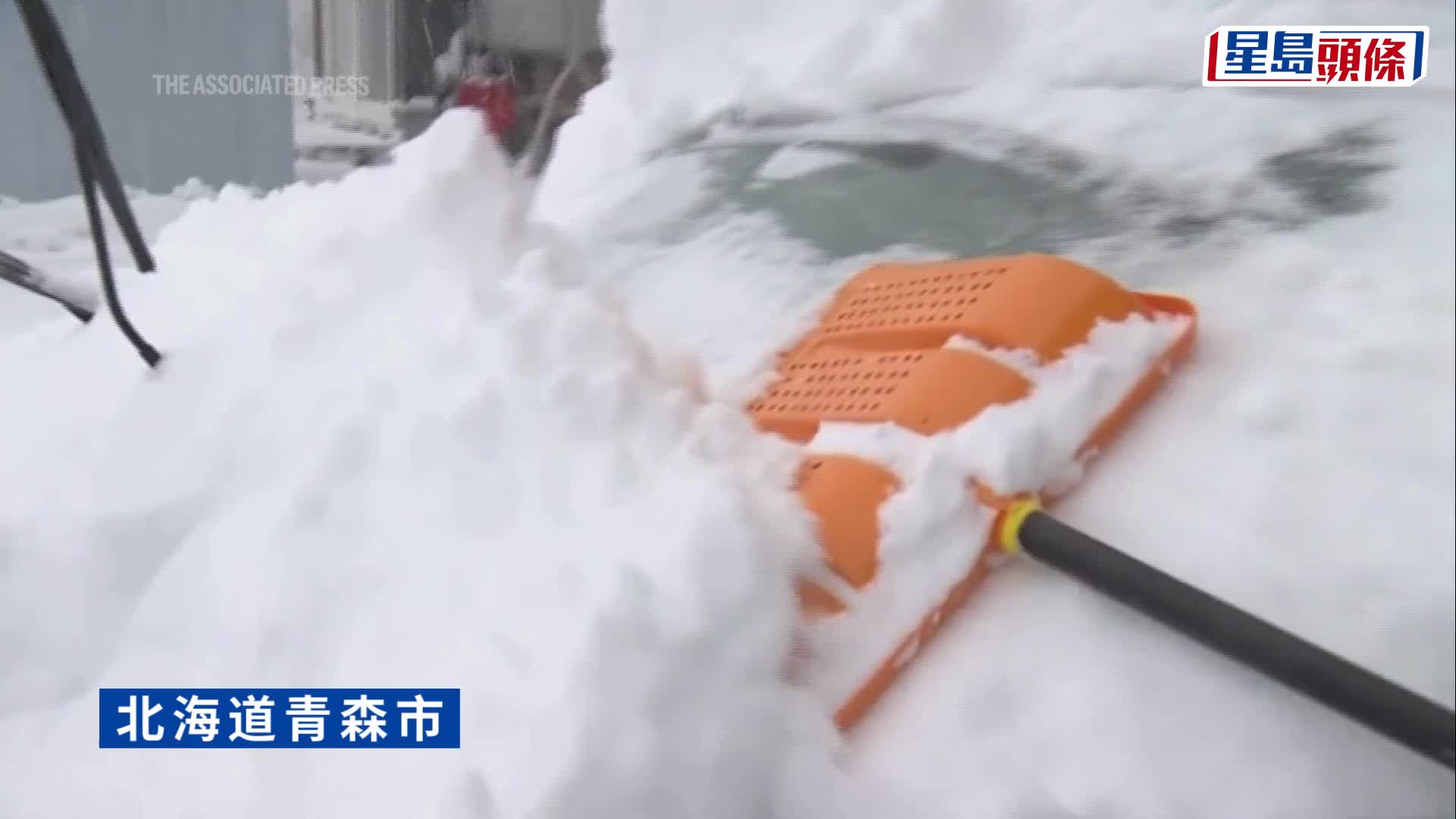日本青森大雪，寸步難行。法新社
