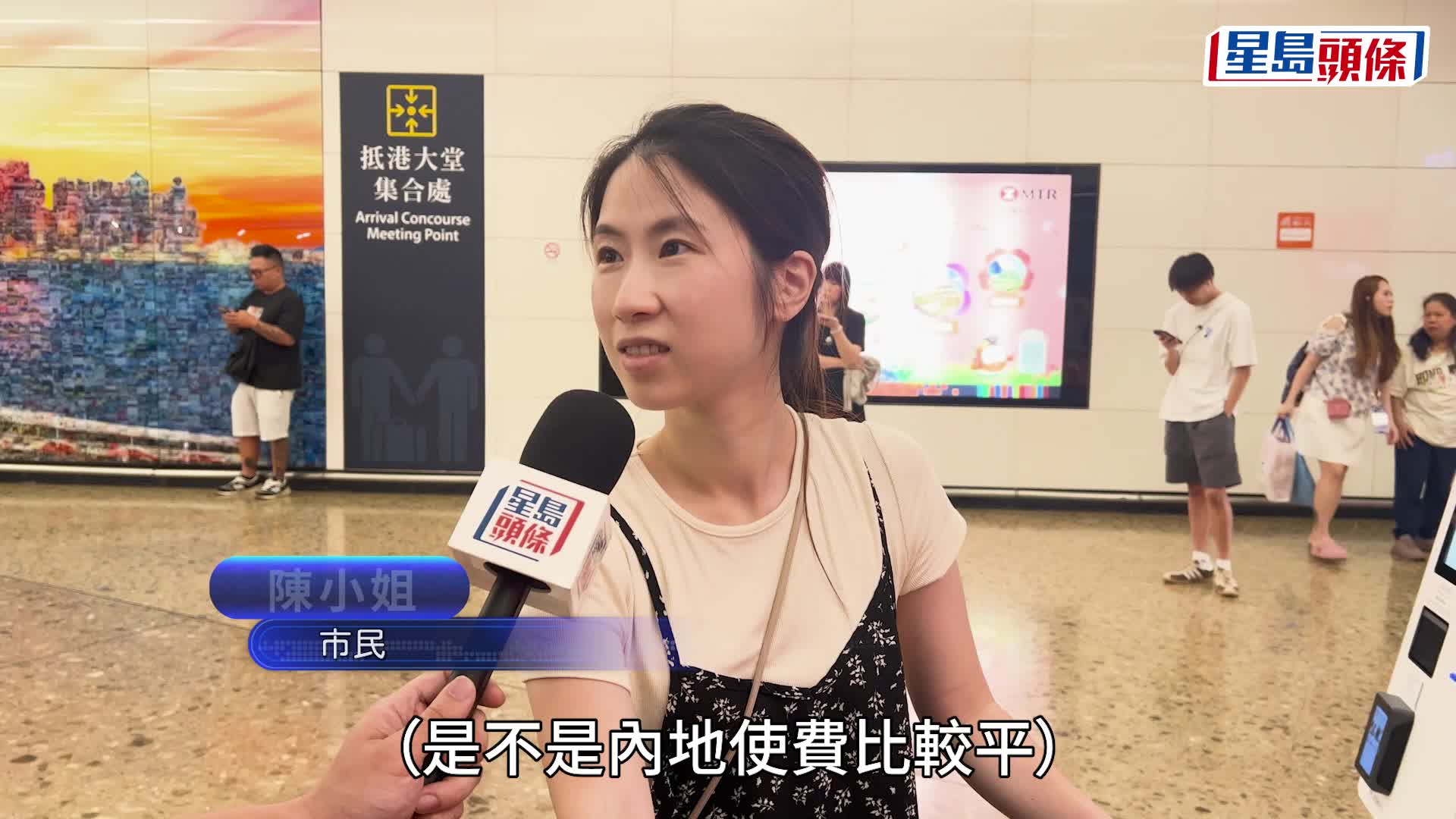 佛誕連假最後一日，不少北上港人相繼回港。西九龍高鐵站抵港大堂今日下午人流絡繹不絕。