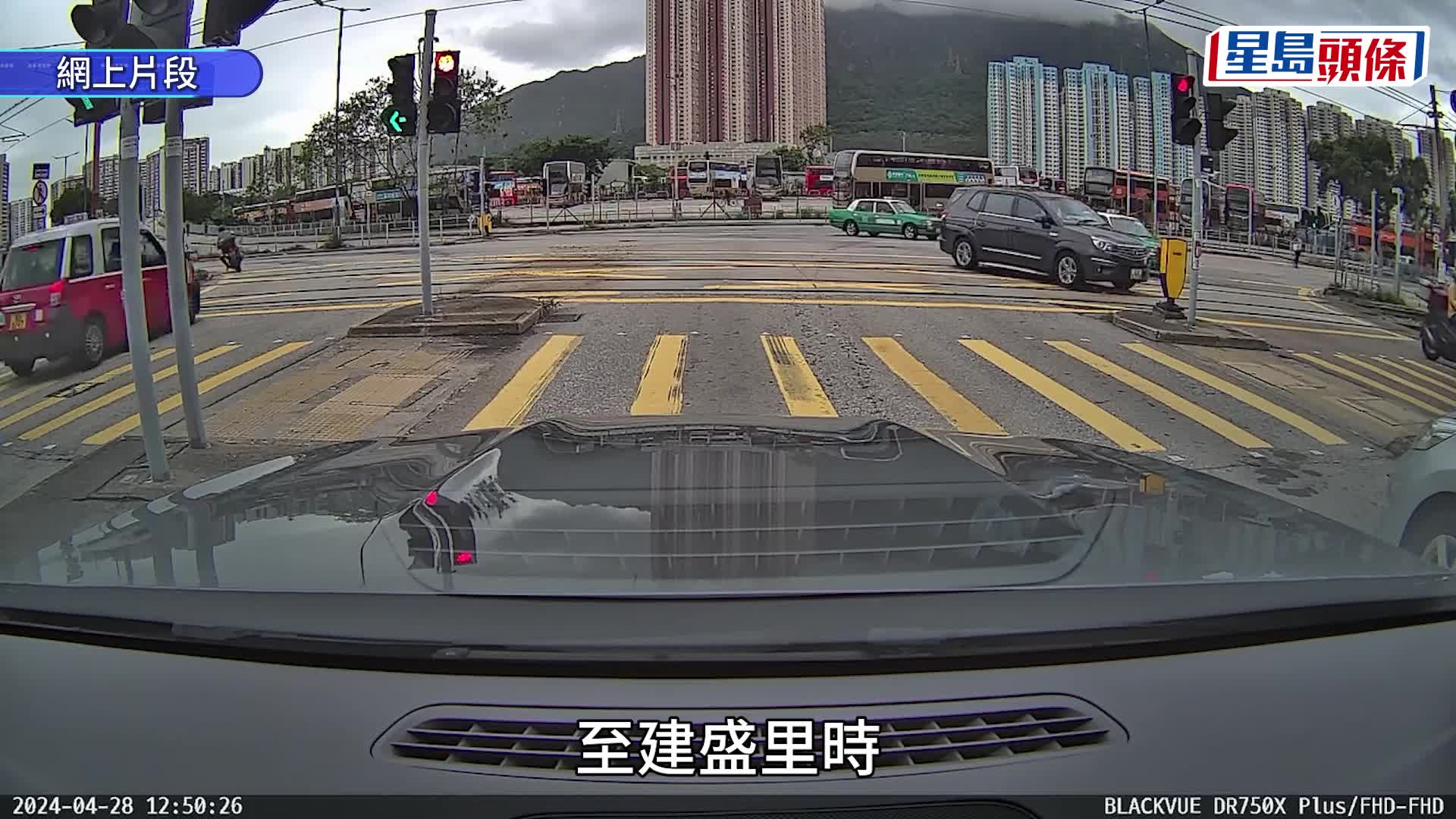 少年駕駛一輛電動滑板車載着一名男童。網上圖片