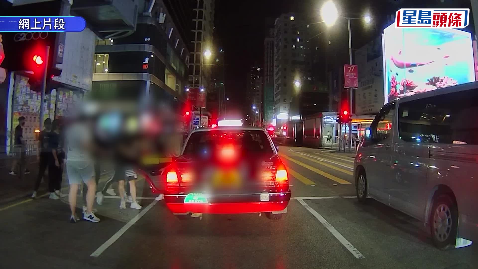 車Cam直擊｜旺角的士遭群漢強開車門 男乘客遭伸縮棍襲擊 的士衝紅燈急駛離