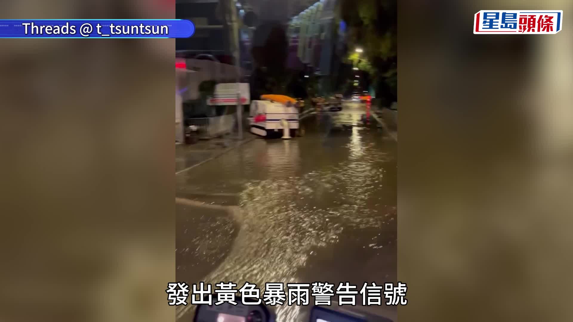 坪𪨶水浸九巴「死火」泥水涌入车厢 女乘客涉水离开 消防到场协助。