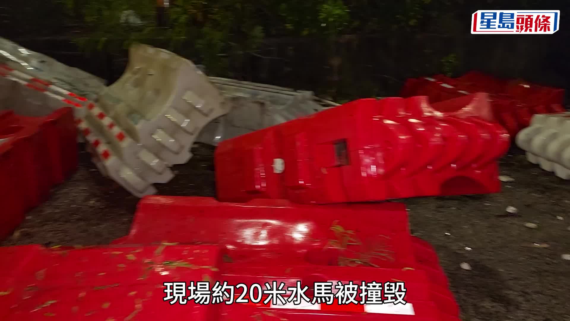 粉嶺公路兩車相撞掃毀水馬 平治四驅車翻側 司機有酒氣帶署