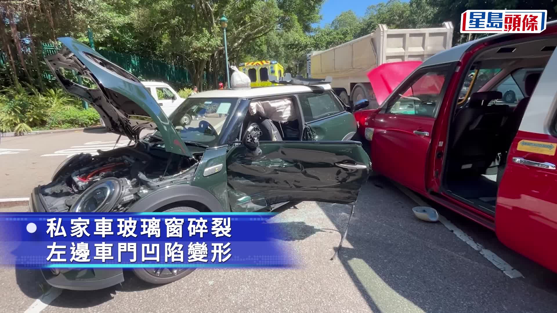 的士與私家車相撞，９人輕傷。楊偉亨攝