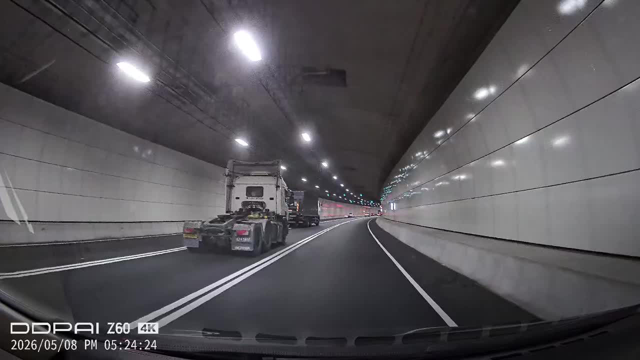 中九龍幹線兩重型車疑鬥氣狂飆 隧道內左穿右插追逐 電單車急避險捱撞。Facebook 車cam L（香港群組）影片截圖