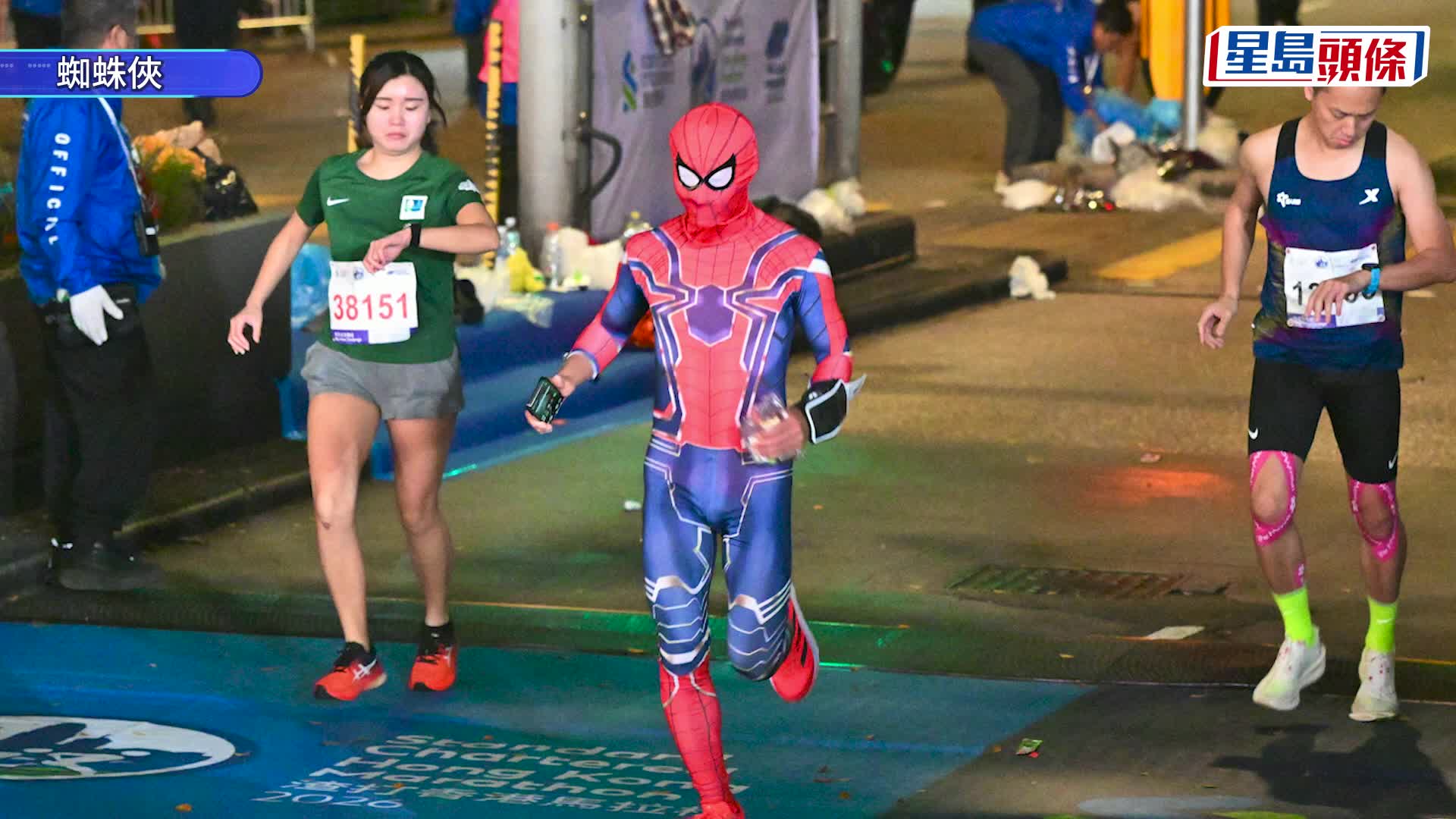渣打馬拉松2026．多圖｜跑手扮鬼扮「馬」 蜘蛛俠、死侍角色齊上陣 着超人衫跑得快啲？
