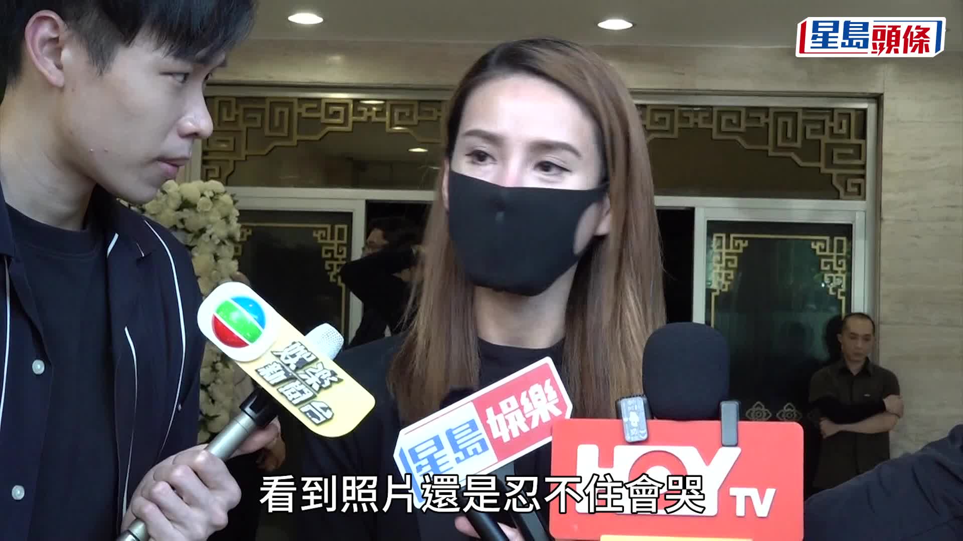 盛品儒告別禮丨遺孀蔡一鳳身形消瘦悲痛受訪：睇到相忍唔住喊     與子女低調抵達殯儀館雙手合十見傳媒