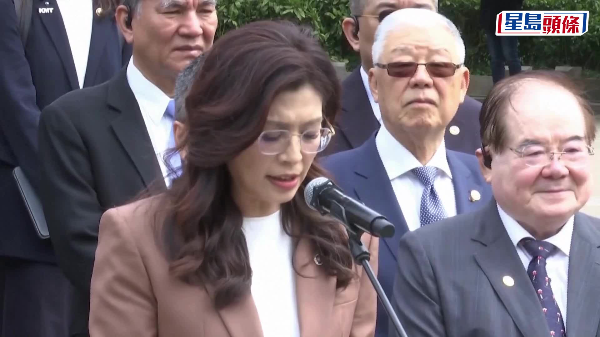 國民黨主席鄭麗文率領國民黨訪問團拜謁中山陵。中新社