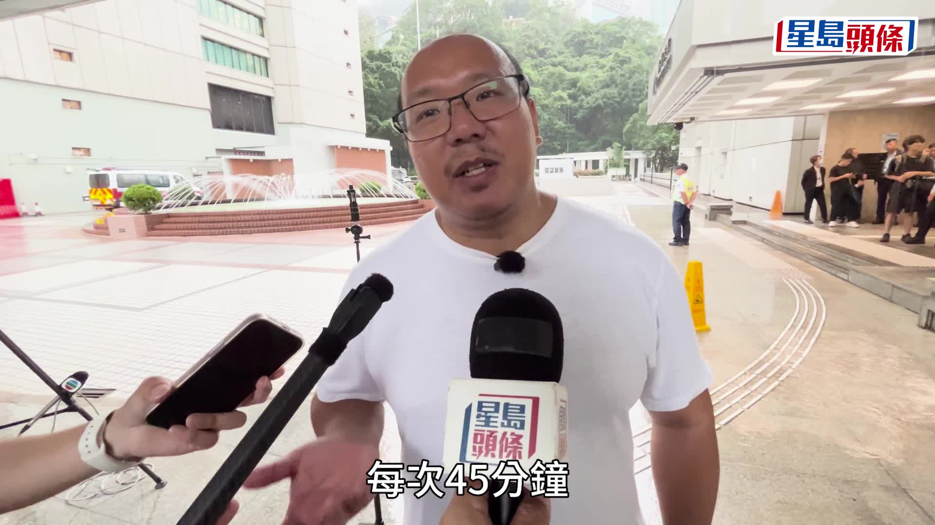 非常父母到高院提交人生保護令申請，兩人情緒激動。楊偉亨攝