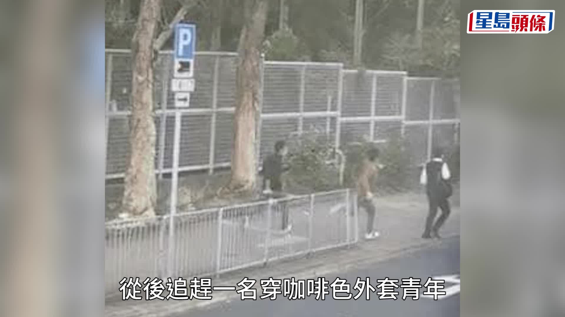 黑衫男手持長刀從後追趕啡衣男，旁邊有其他途人。fb 大埔人大埔谷 Jeff Au