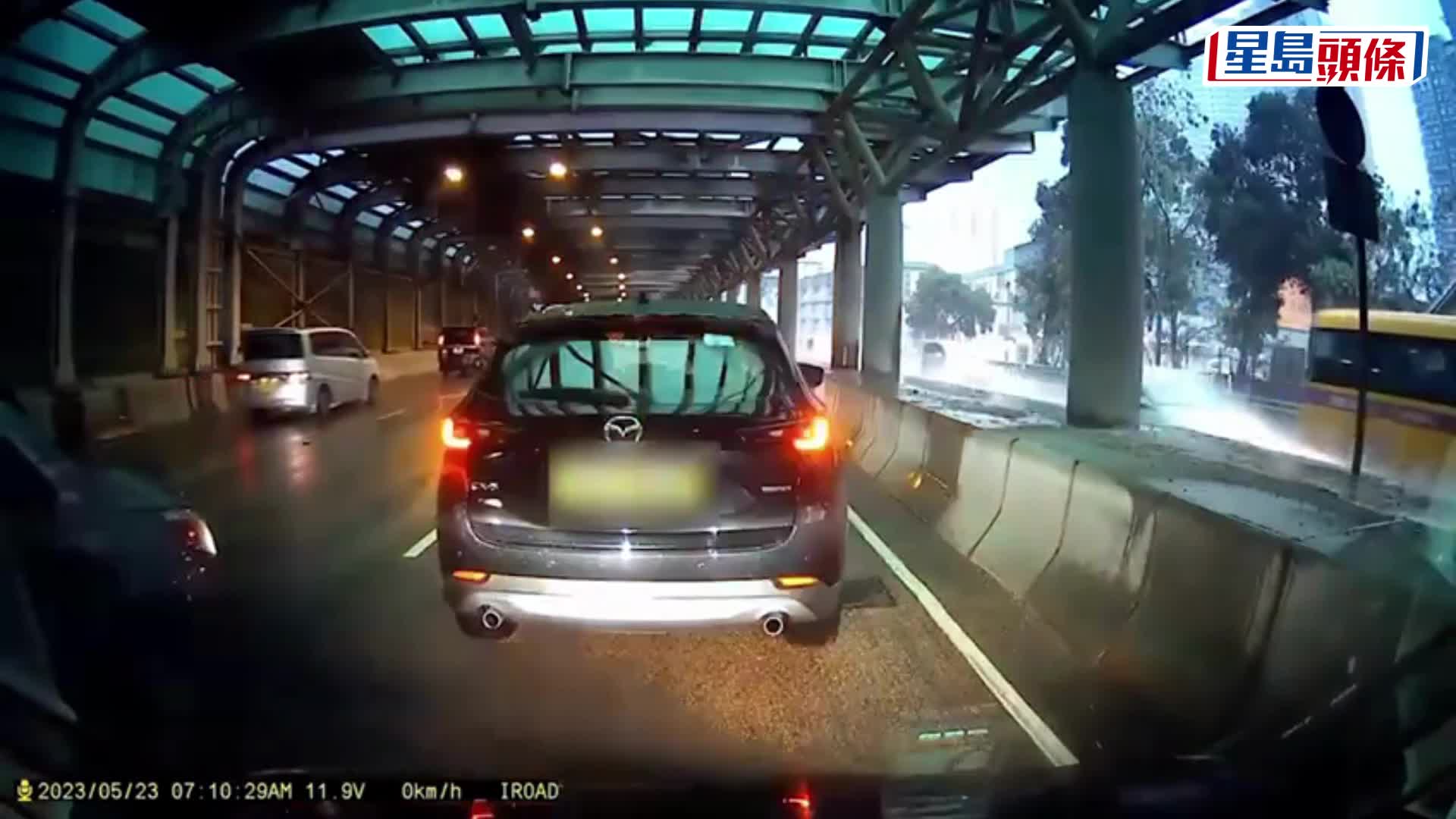 電單車撞向私家車左車尾，鐵騎士人仰車翻跣倒滑行至中及快線間。車CＡＭ截圖