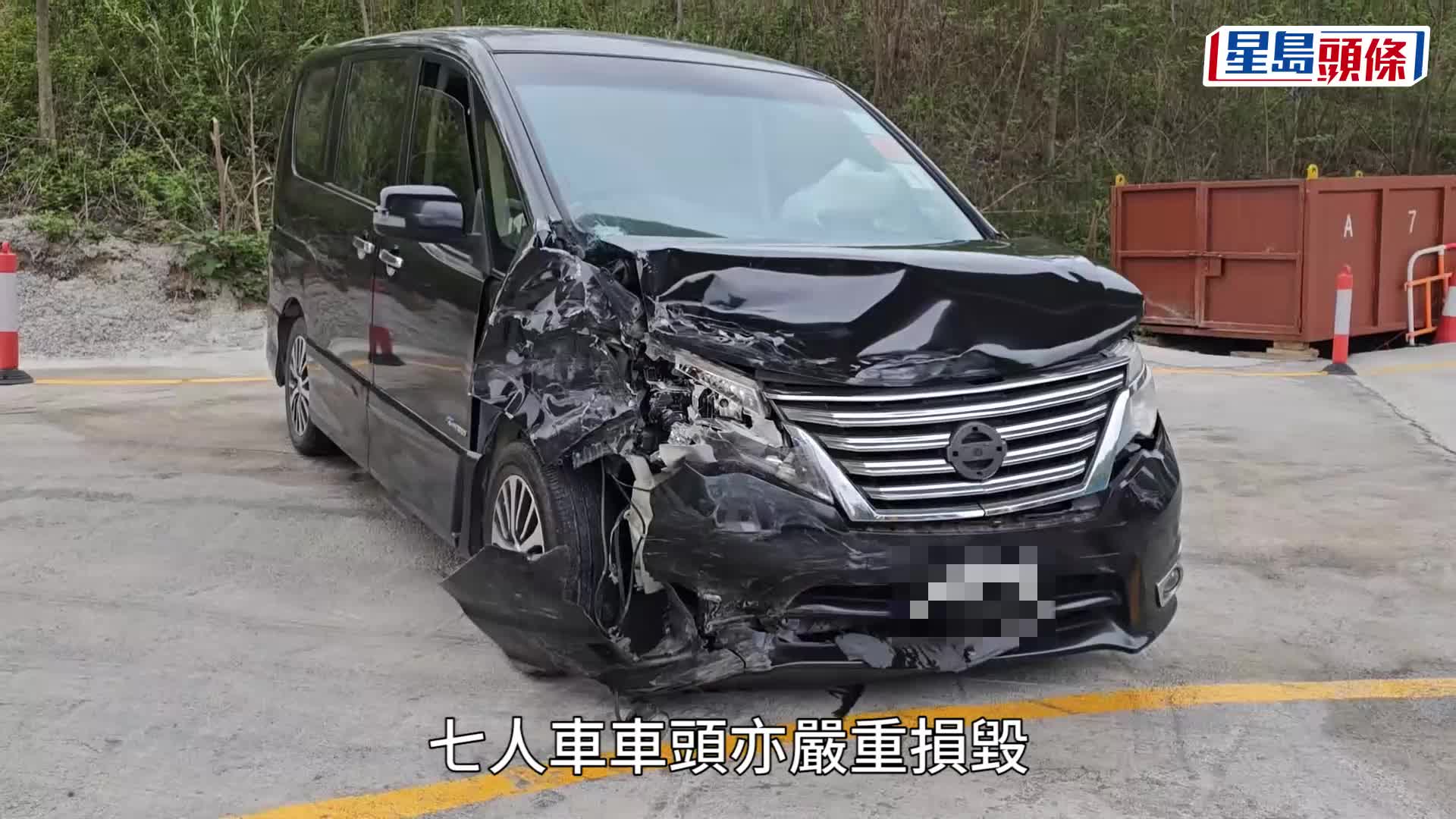 一輛銀色私家車與一輛黑色七人車發生相撞。