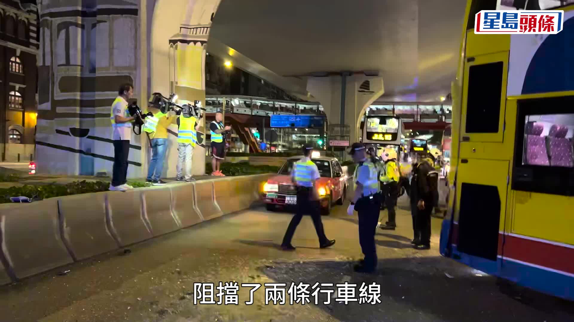 肇事九巴車頭盡毀，被撞的城巴則尾部損毀。