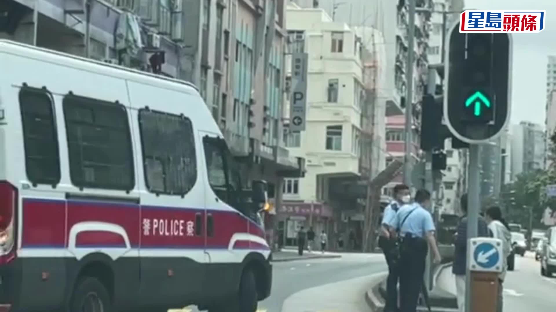 深水埗婆婆步履蹣跚過馬路，一度呆企路中心，幸有兩名熱心輔警落車攙扶。