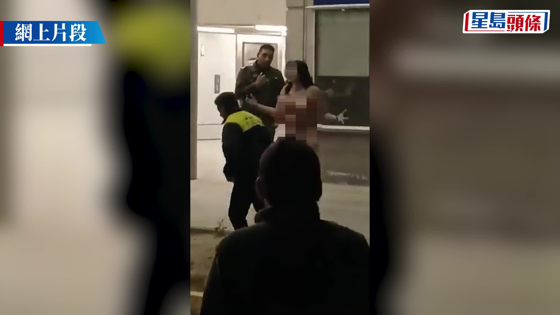 裸女在機場不同地方瘋狂跑跳碰，還拉址路過旅客的頭髮。影片截圖