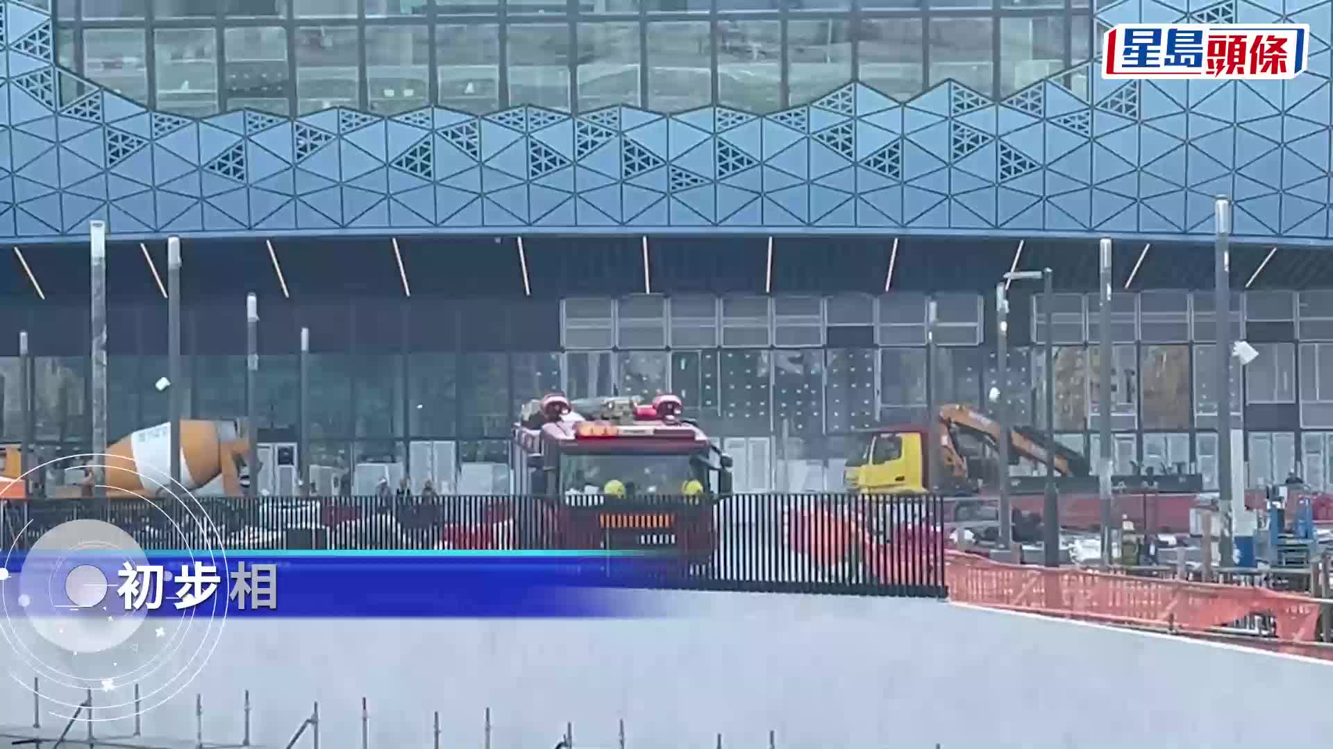 啟德體育園吊臂車翻側 長長吊臂壓落地面