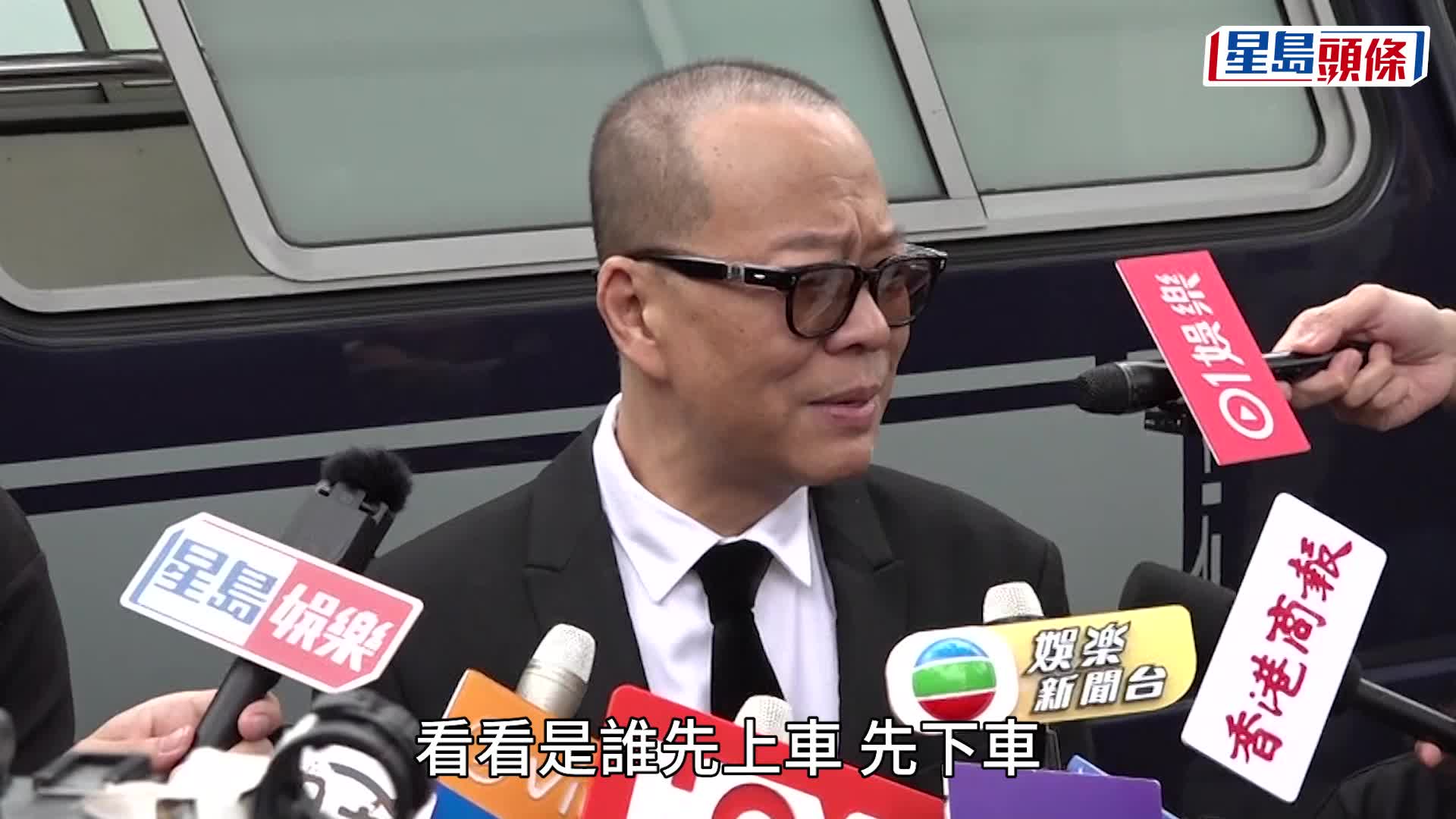 许绍雄出殡丨八名男星扶灵场面哀伤  欧阳震华忆《赌场风云》感触送别：同剧情一样，许绍雄先走了