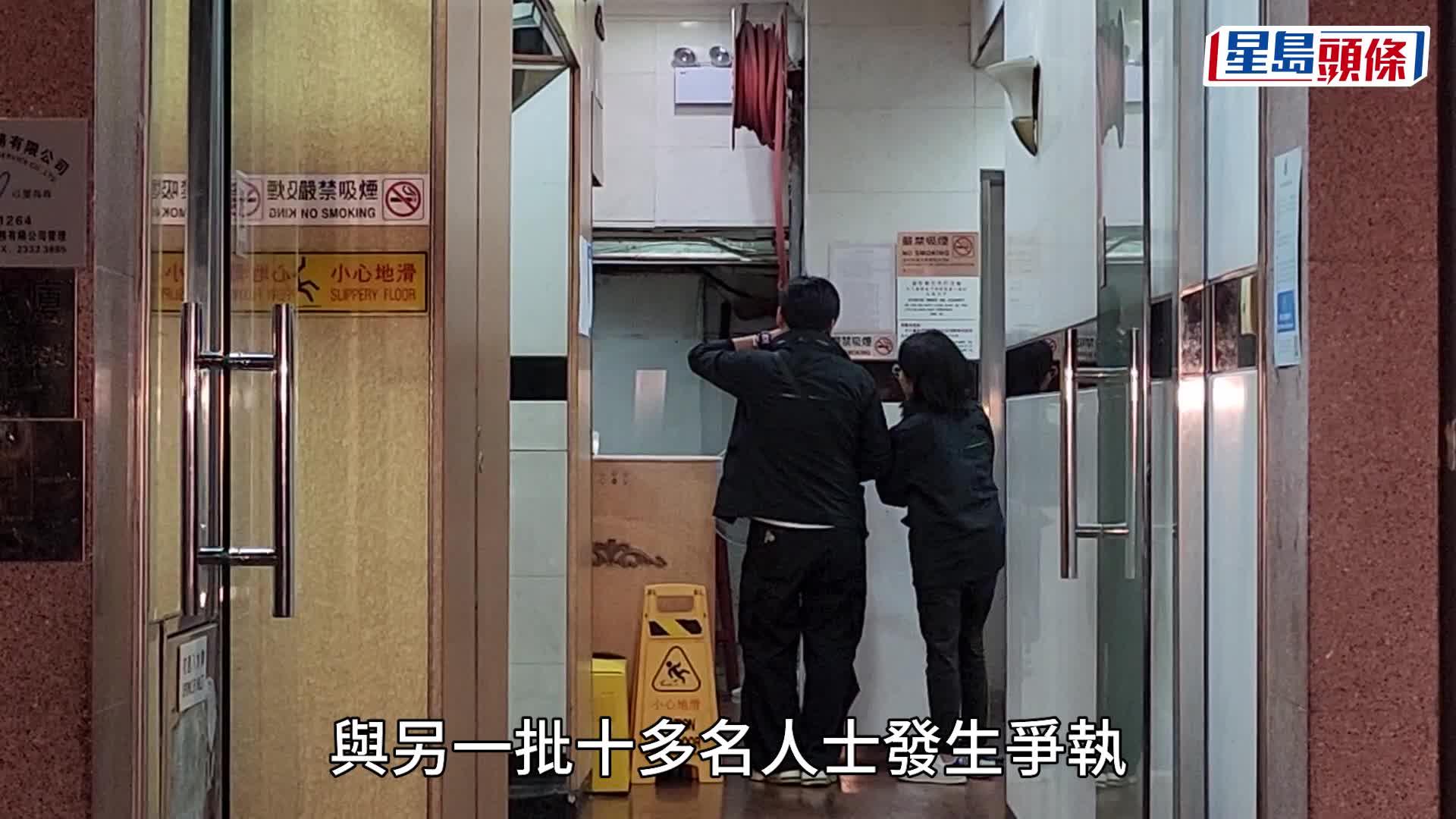 尖沙咀男子酒吧消遣後疑遭多人「爆樽」　頭部受傷浴血　清醒送院。黎志偉攝