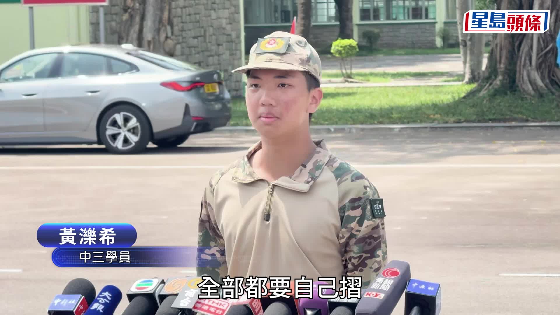 約500名大學生及中學生經過兩星期的軍人生活體驗後參加閉營典禮。劉駿軒攝