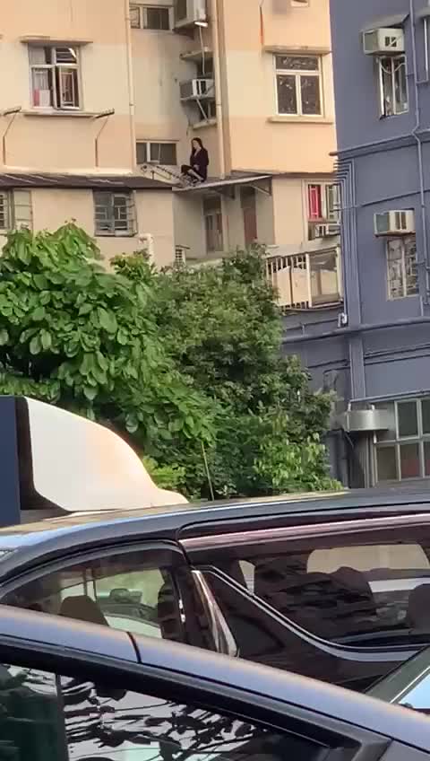 女子被困大厦簷篷顶。网图