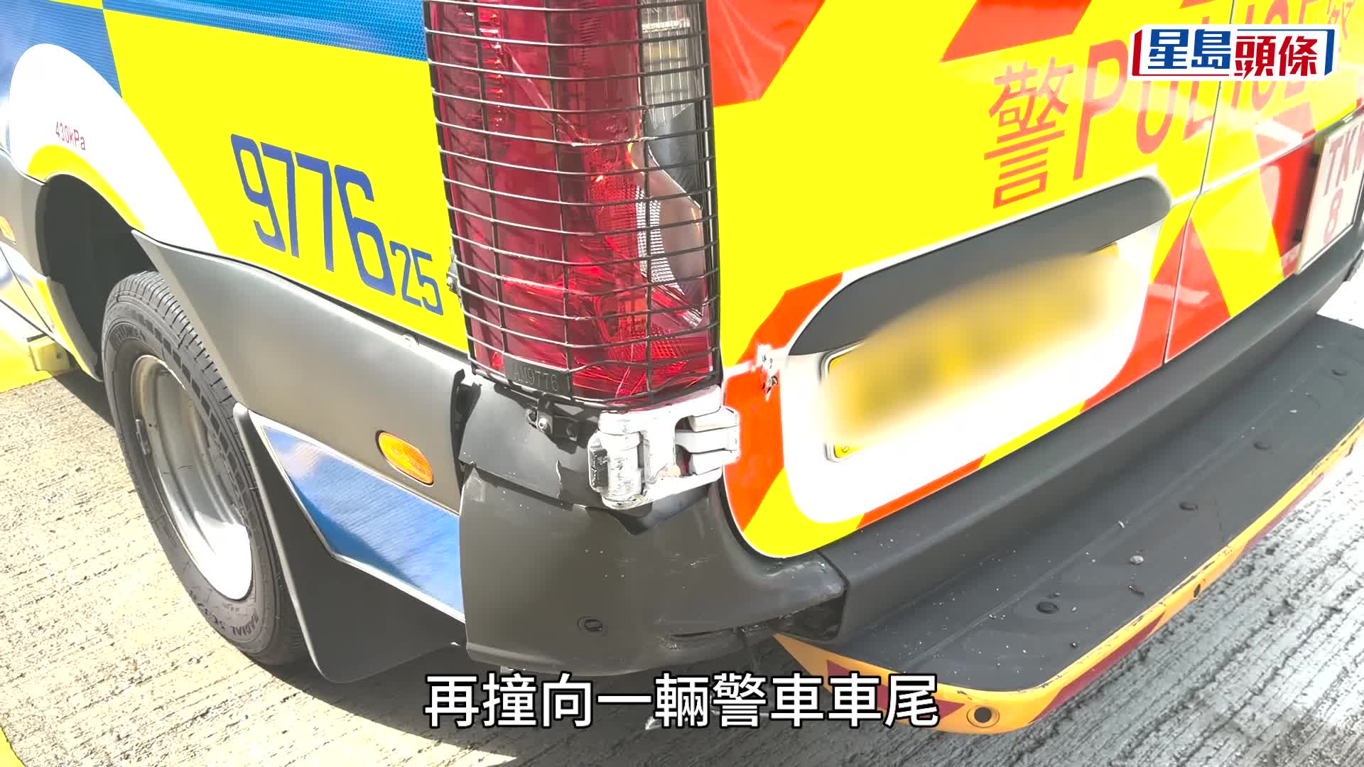 龍翔道私家車彎位失控打「白鴿轉」 撼石壆再撞警車 司機及1警員受傷