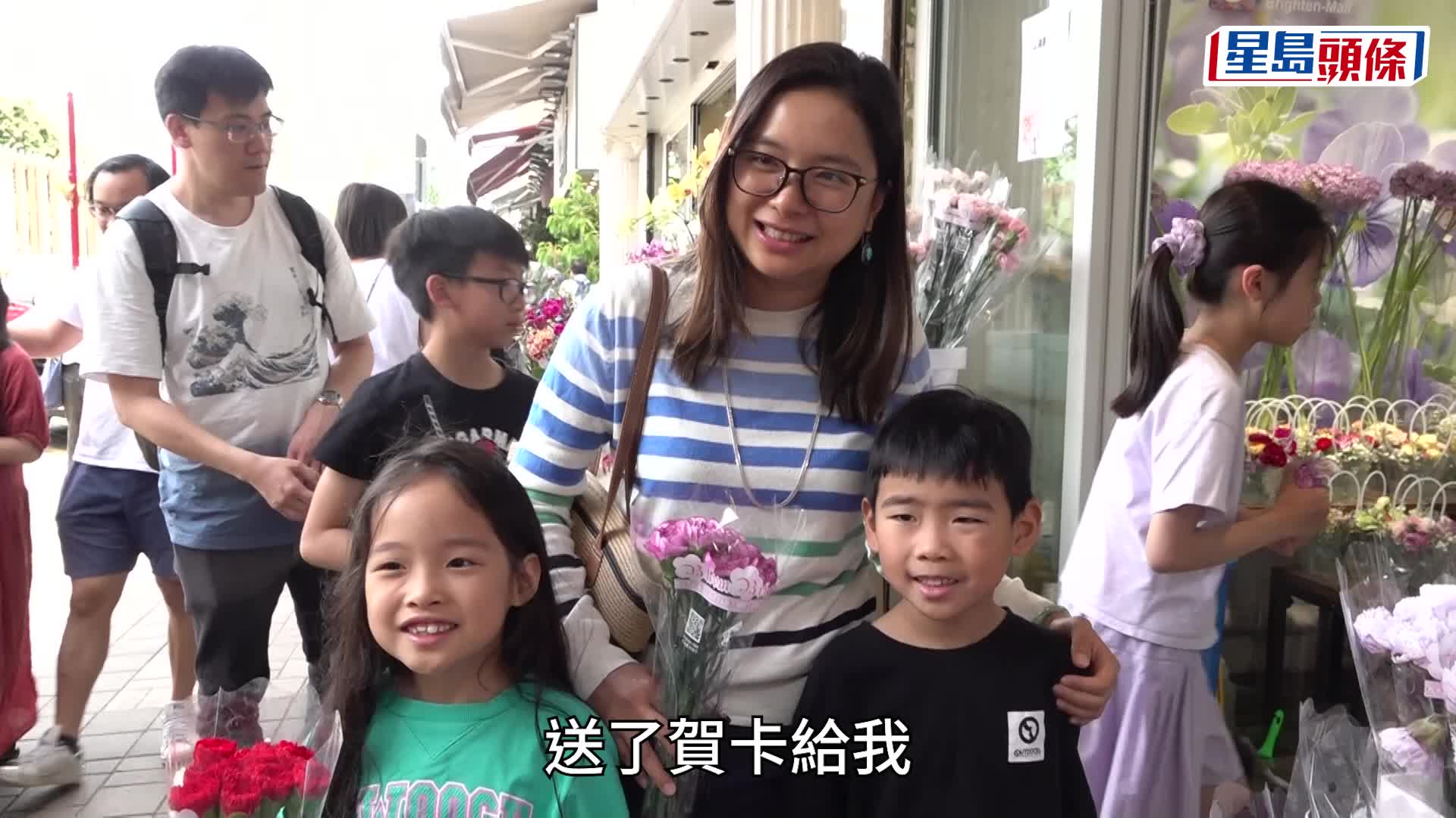 今日是母親節，不少市民選擇買花向母親表達心意。汪旭峰攝