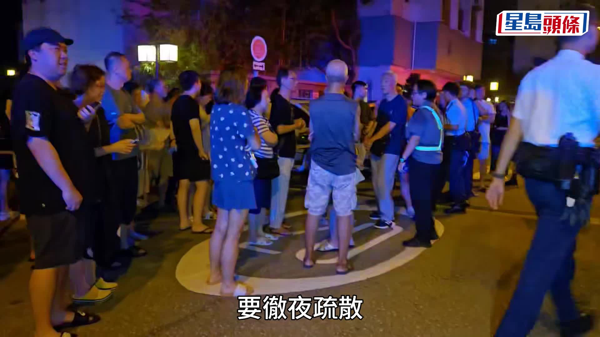 百歲老婦走火警不適，在救護車上接受治理。黎志偉攝