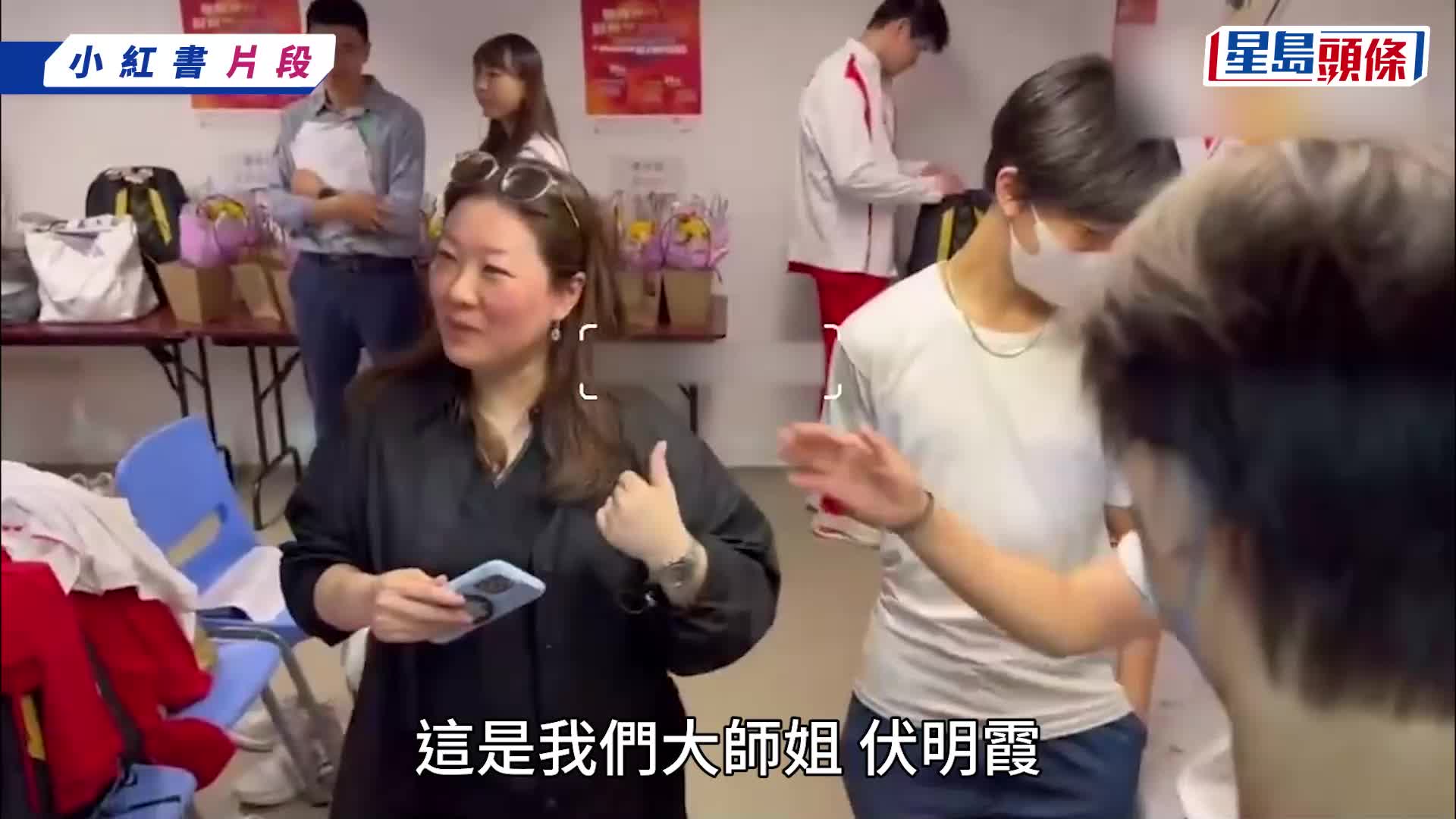 國家隊訪港丨伏明霞子女罕現身兩子高過梁錦松！姊弟社恐發作靠邊站 21歲大女似媽媽