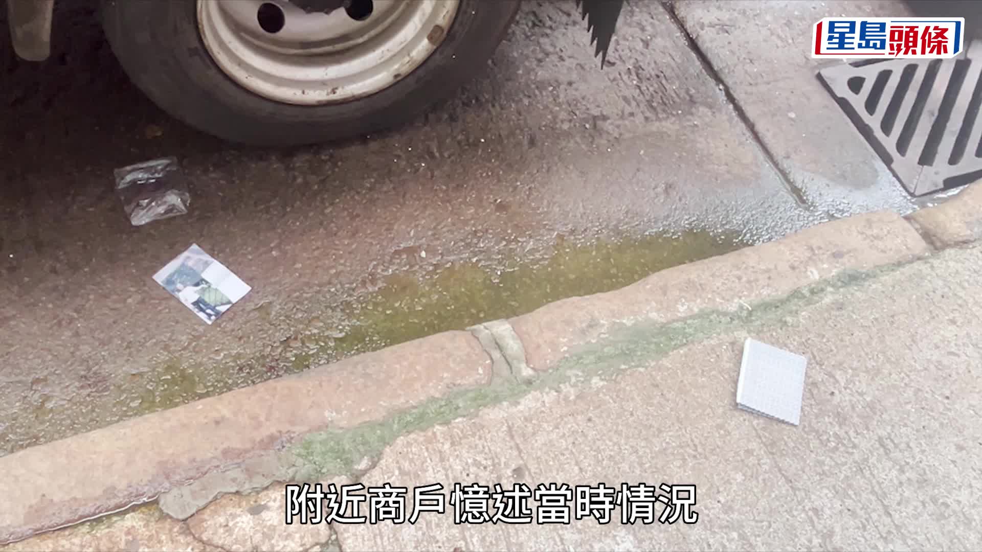 男童在母親陪同下送院。楊偉亨攝
