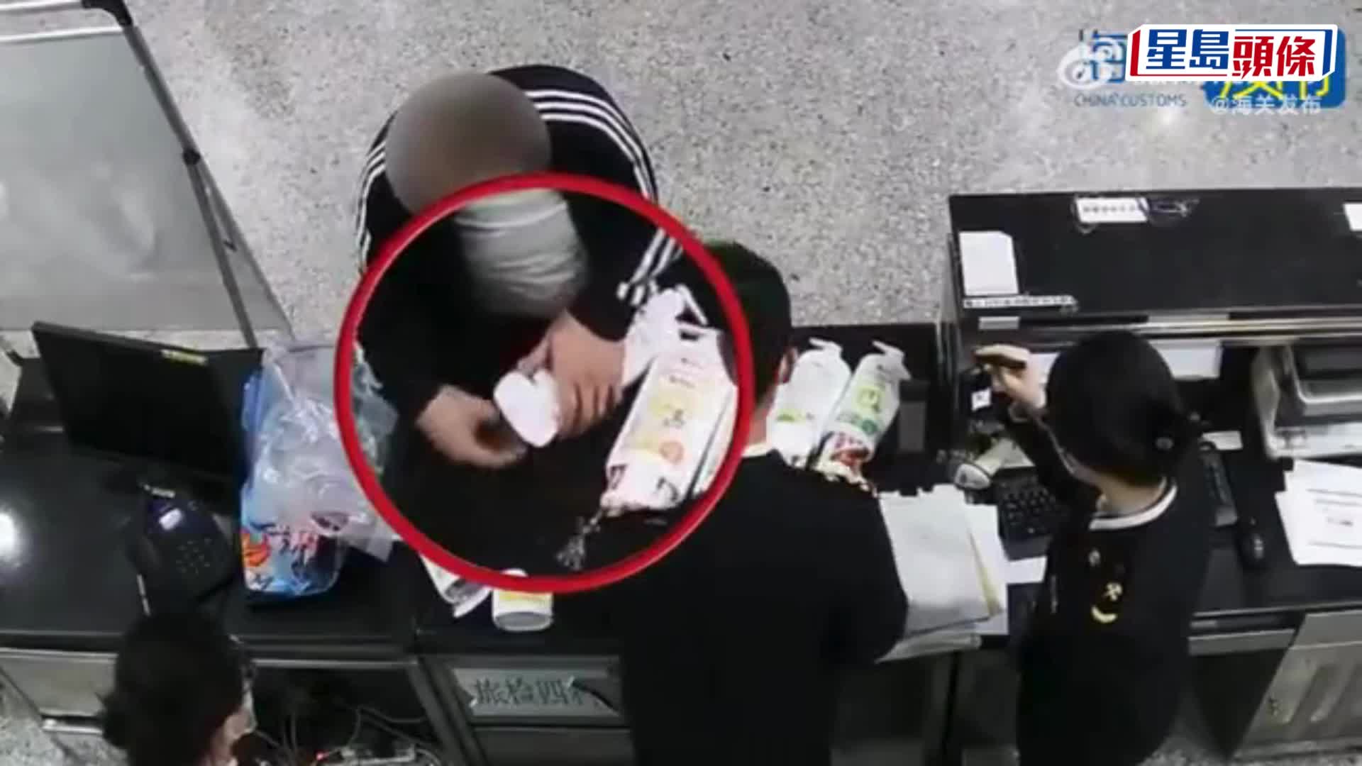 男子用沐浴露瓶藏8瓶茅台入境，被当场查获。