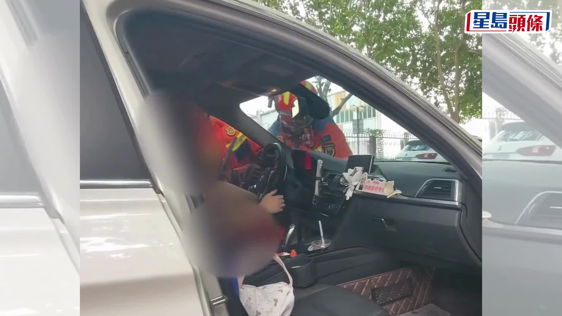 天津女司机不慎将脚卡入BMW軚盘缝隙，涂面霜自救2小时失败终由消防救出。
