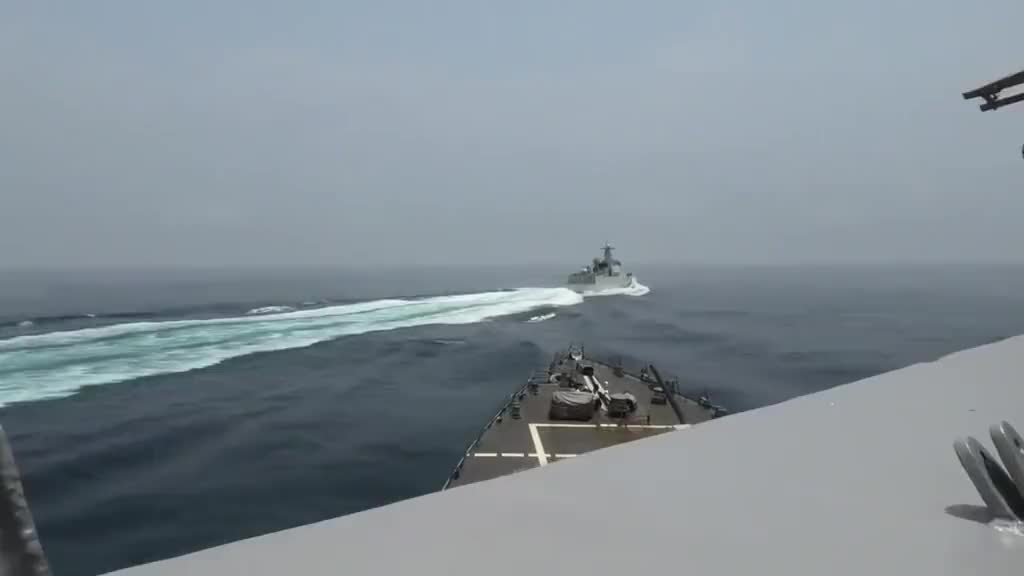 美國海軍4日深夜公布解放軍艦3日橫切美軍驅逐艦「鍾雲號」船頭前方的30秒影片。AP