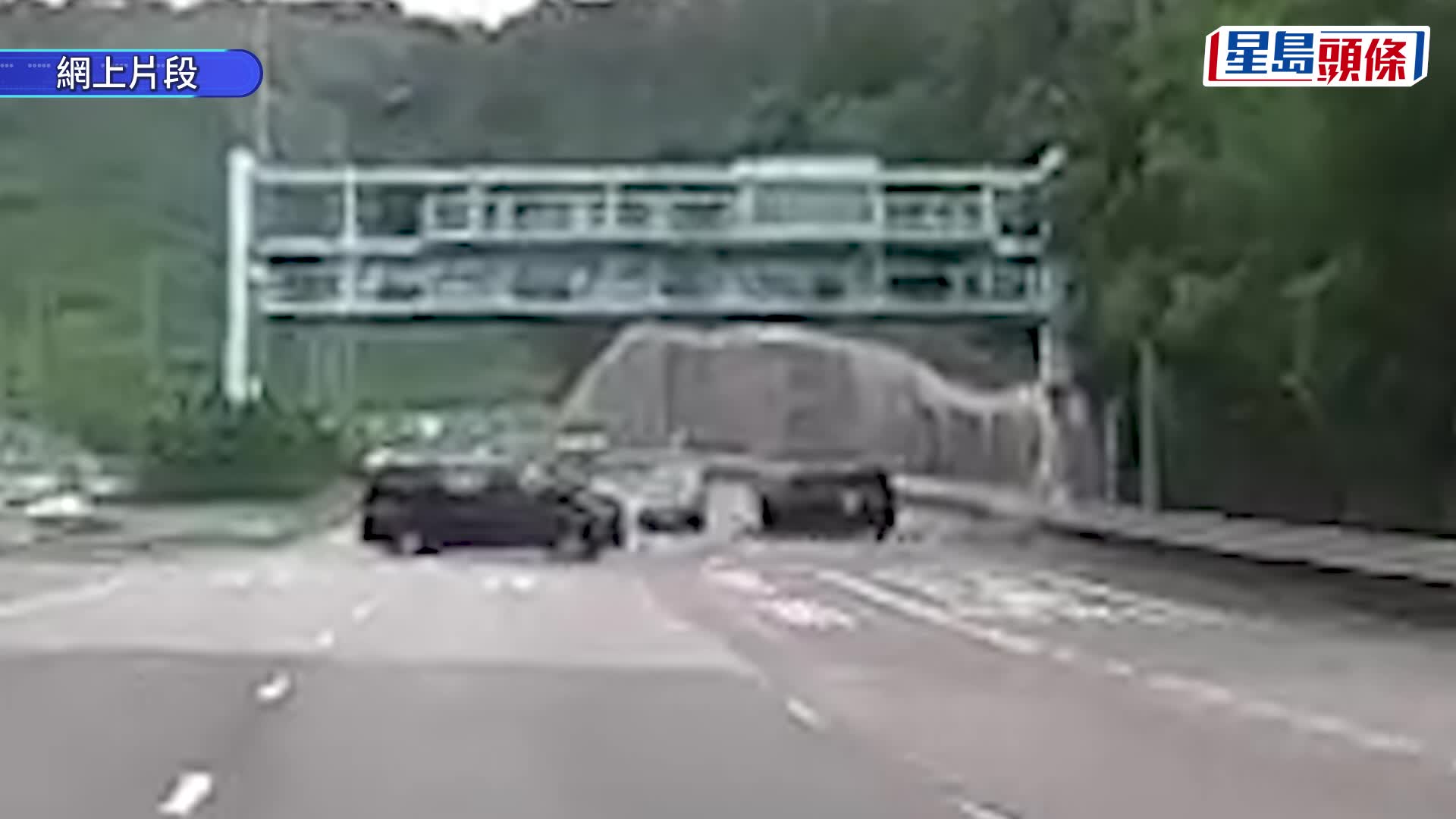 私家車車頭損毀。fb馬路的事 (即時交通資訊台) Bosco Chu圖片 