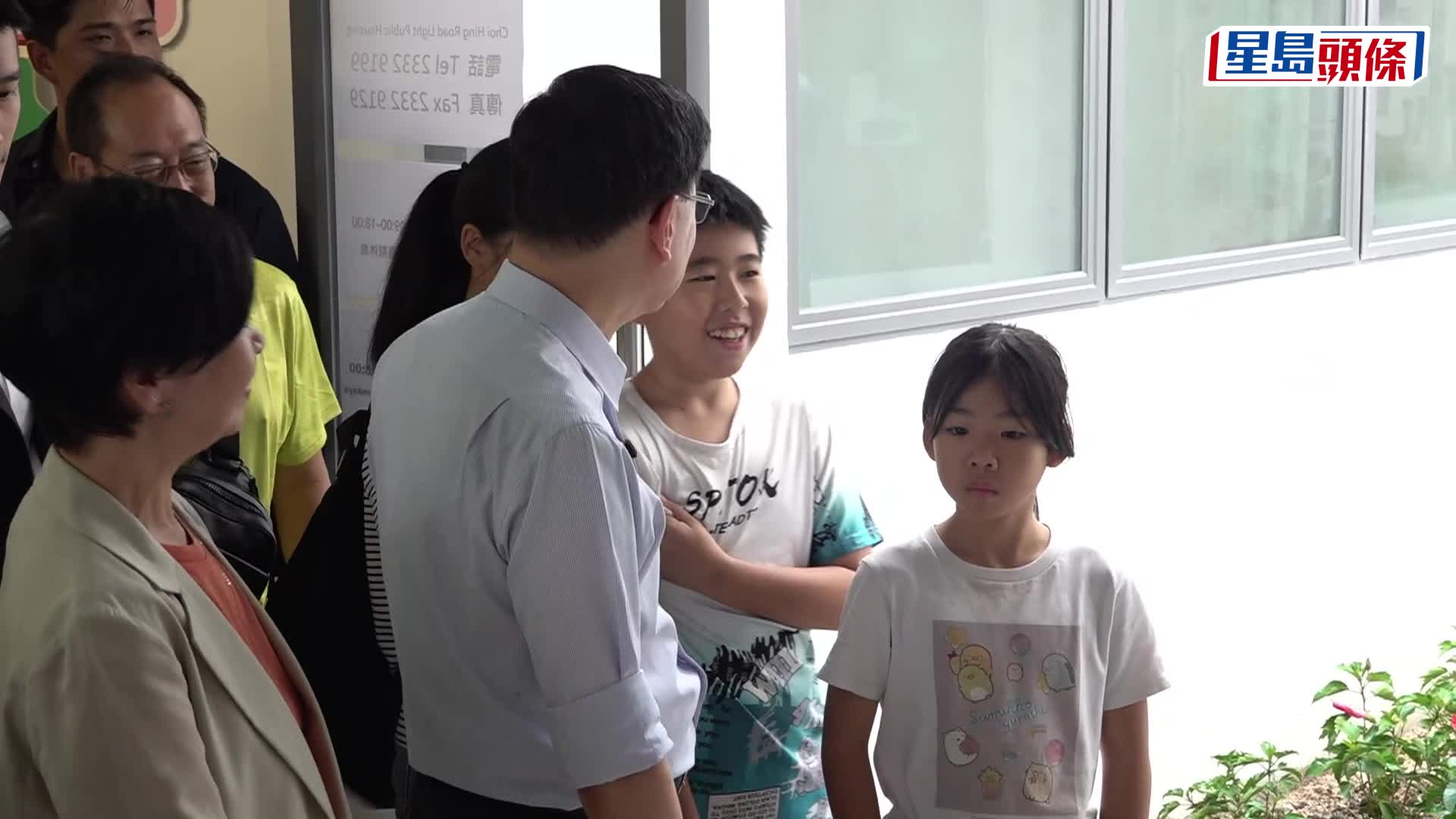 李家超(右二)在文化體育及旅遊局局長羅淑佩(右一)陪同下，到訪東九文化中心。李家超FB相片