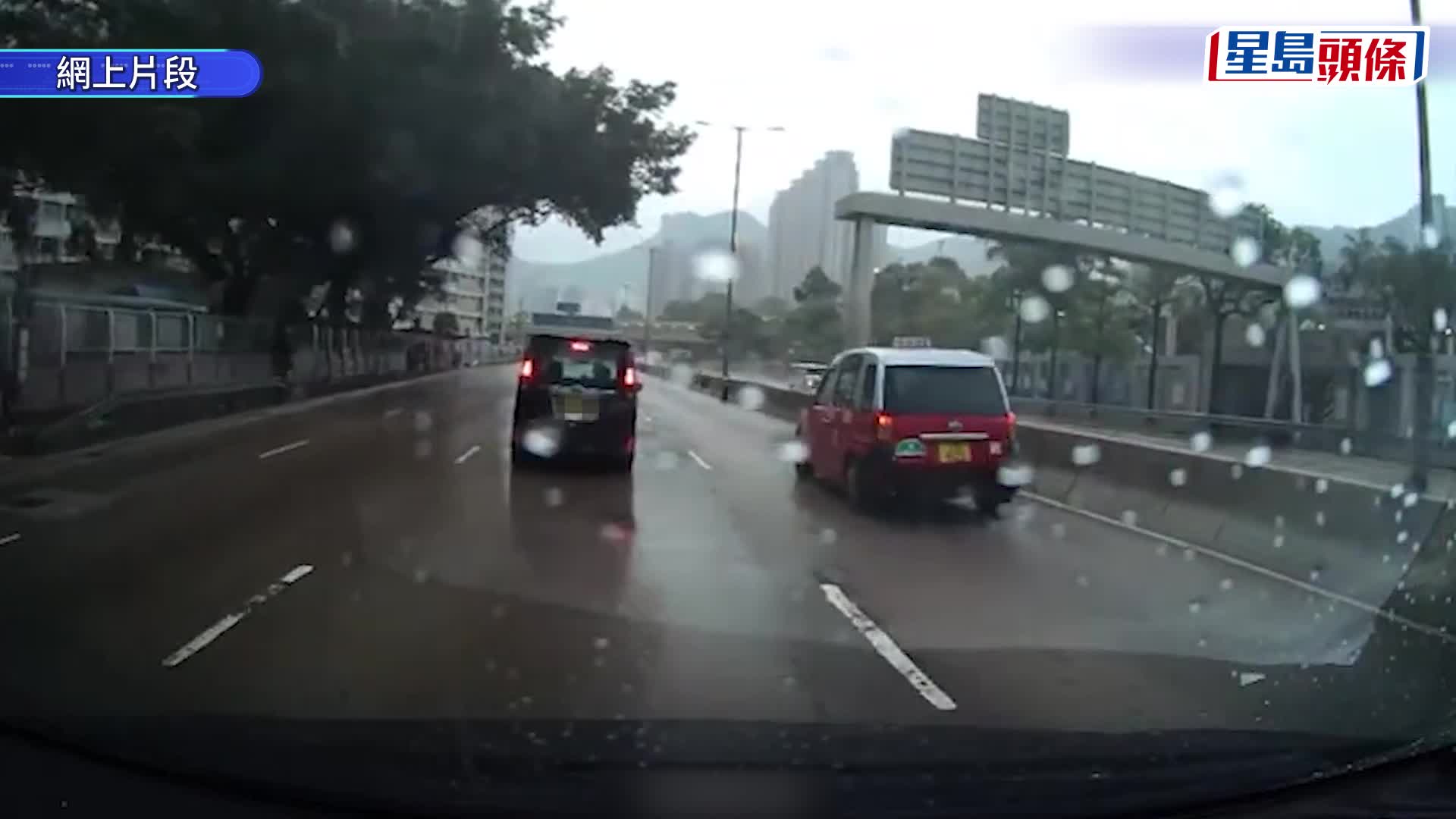 車cam直擊｜龍翔道私家車雨下撞壆繼續行 突「甩轆」險擊中的士釀車禍