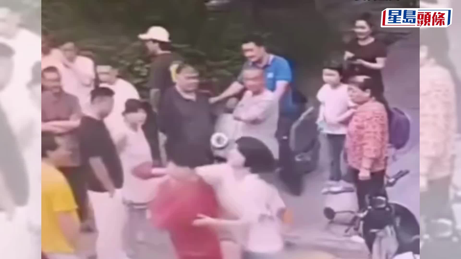 西安父女街头争执，男途人（红衣）柔道技重摔少女，辩称帮手教女。