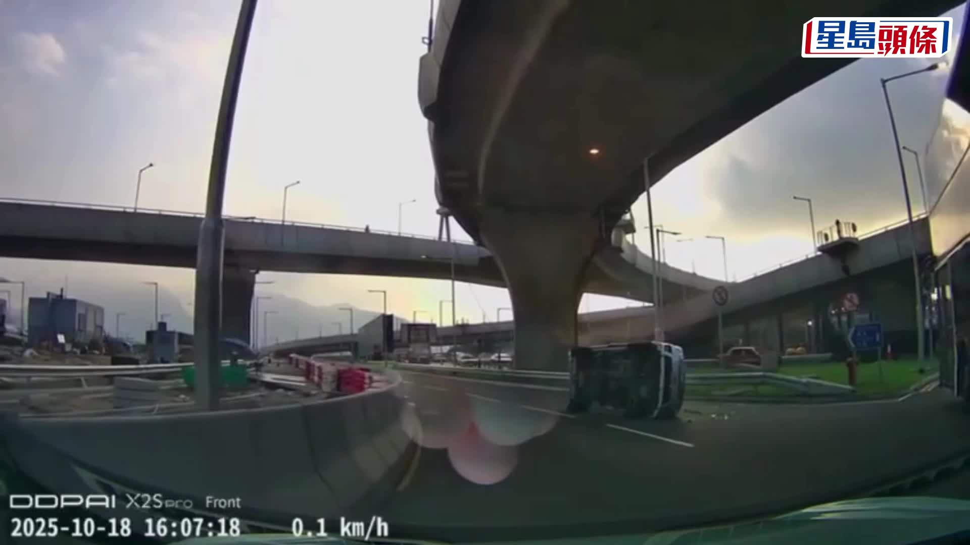私家車被撞翻。fb： 車cam L（香港群組）