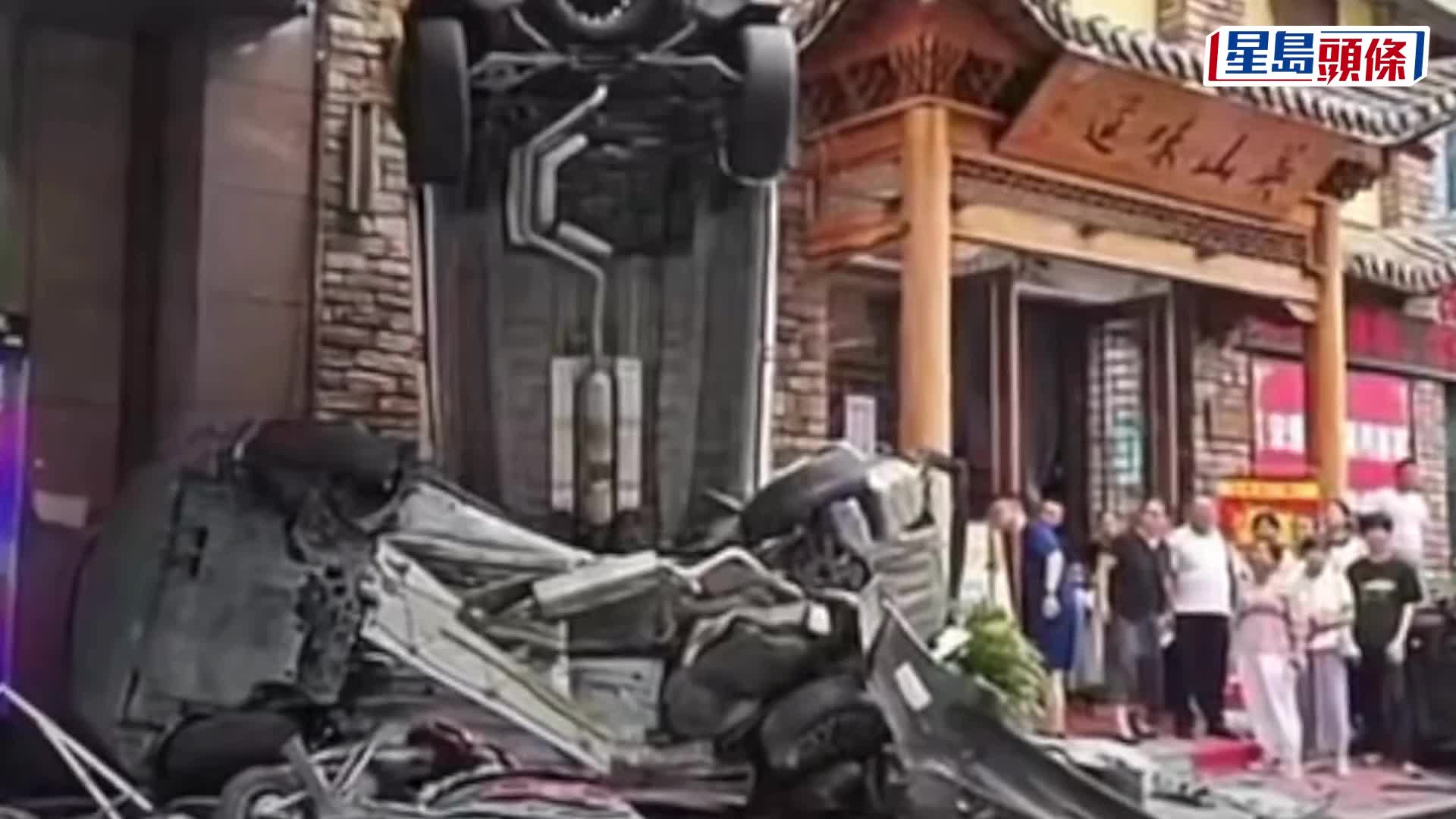 湖北一汽車失控撞牆，致1死2傷。