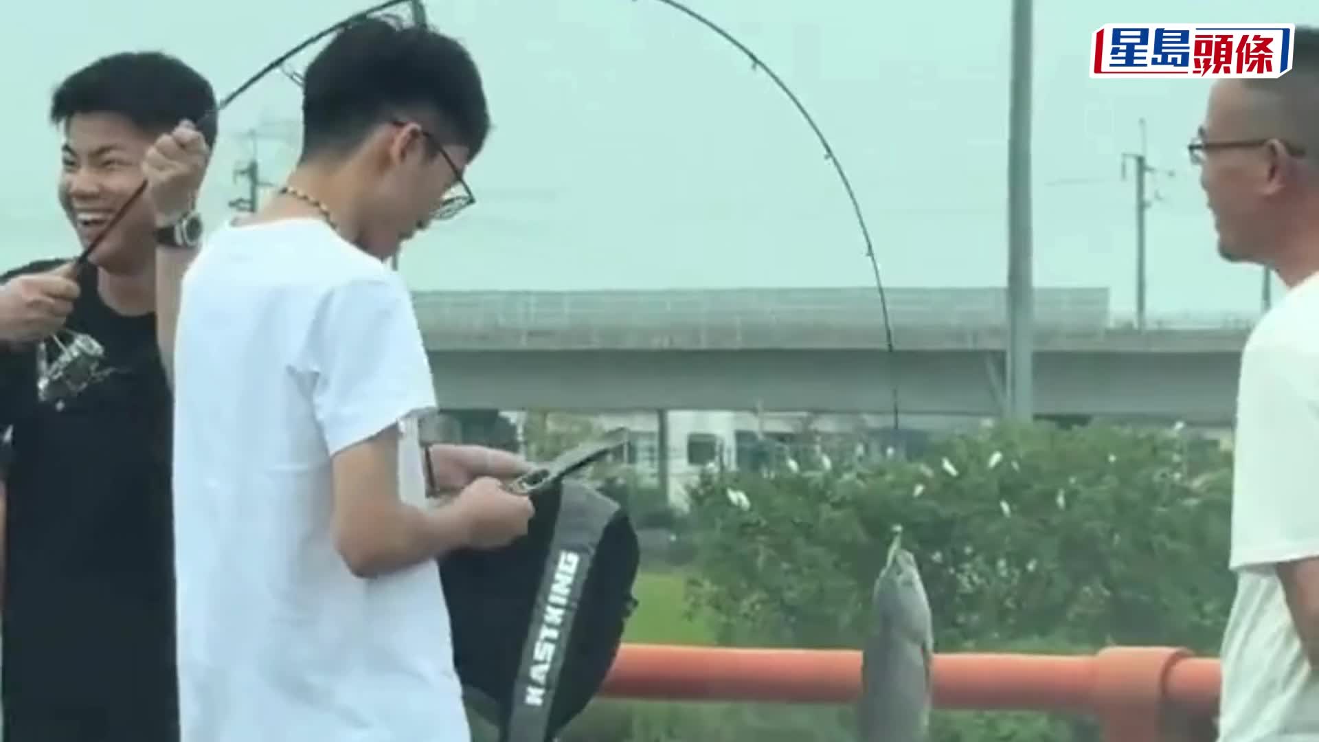 國慶黃金周｜塞車塞出鬆弛感  有人打羽毛球 有人落車釣魚「一擊即中」｜有片